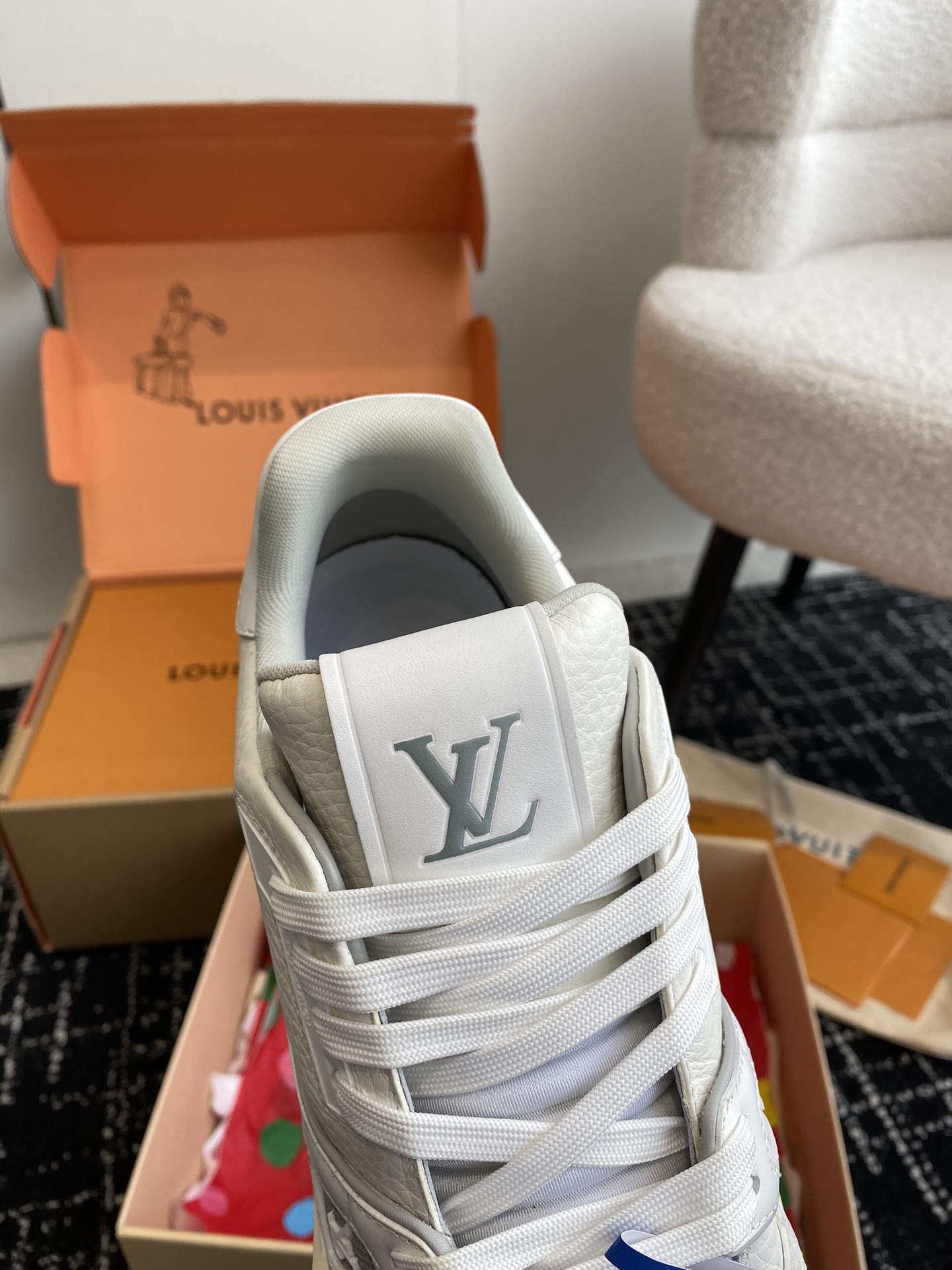 代购级
Louis Vuitton 驴家的爆款！trainer板鞋，每个人都必须入的款，绝不后悔！

超