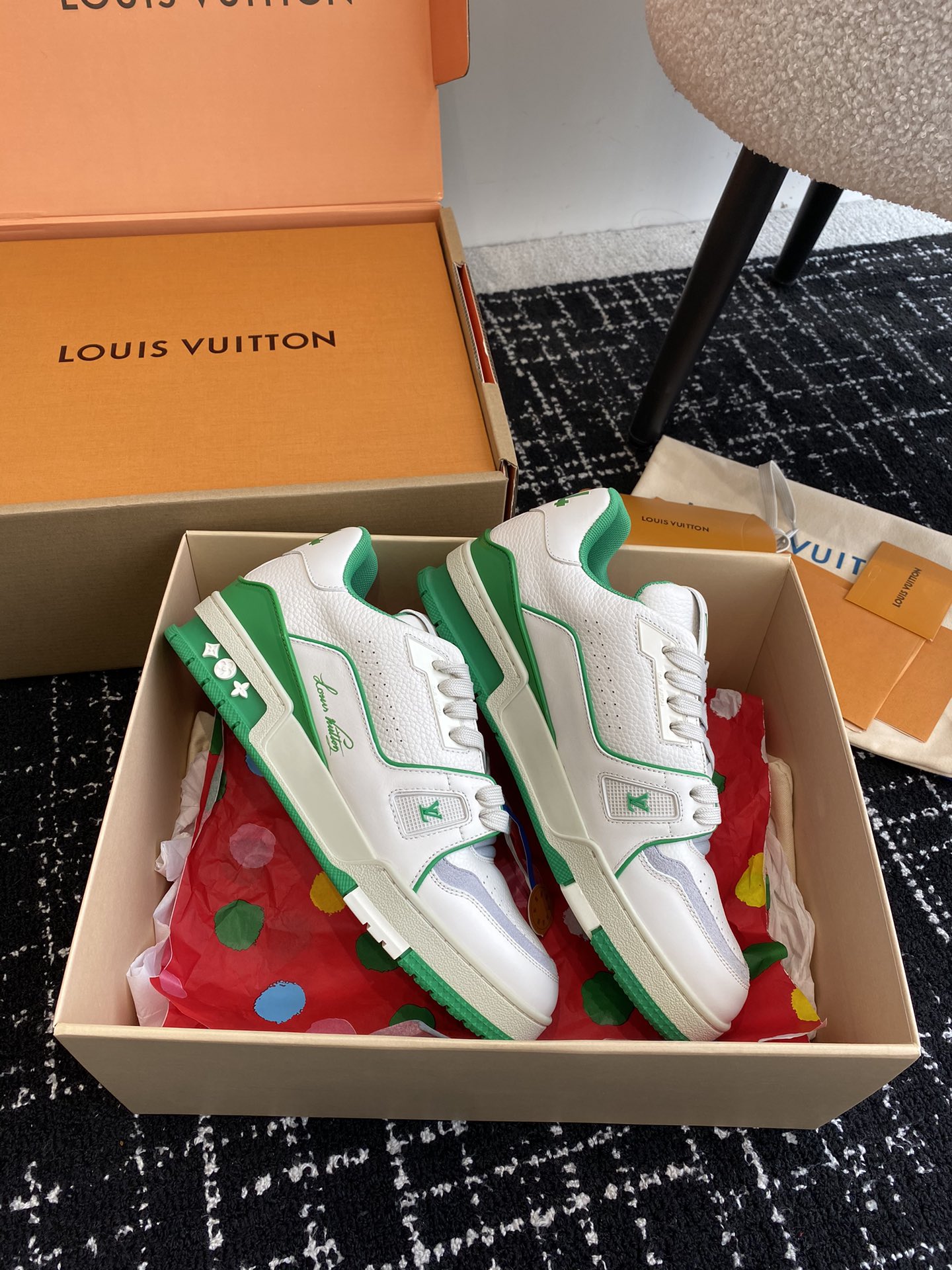 代购级
Louis Vuitton 驴家的爆款！trainer板鞋，每个人都必须入的款，绝不后悔！

超