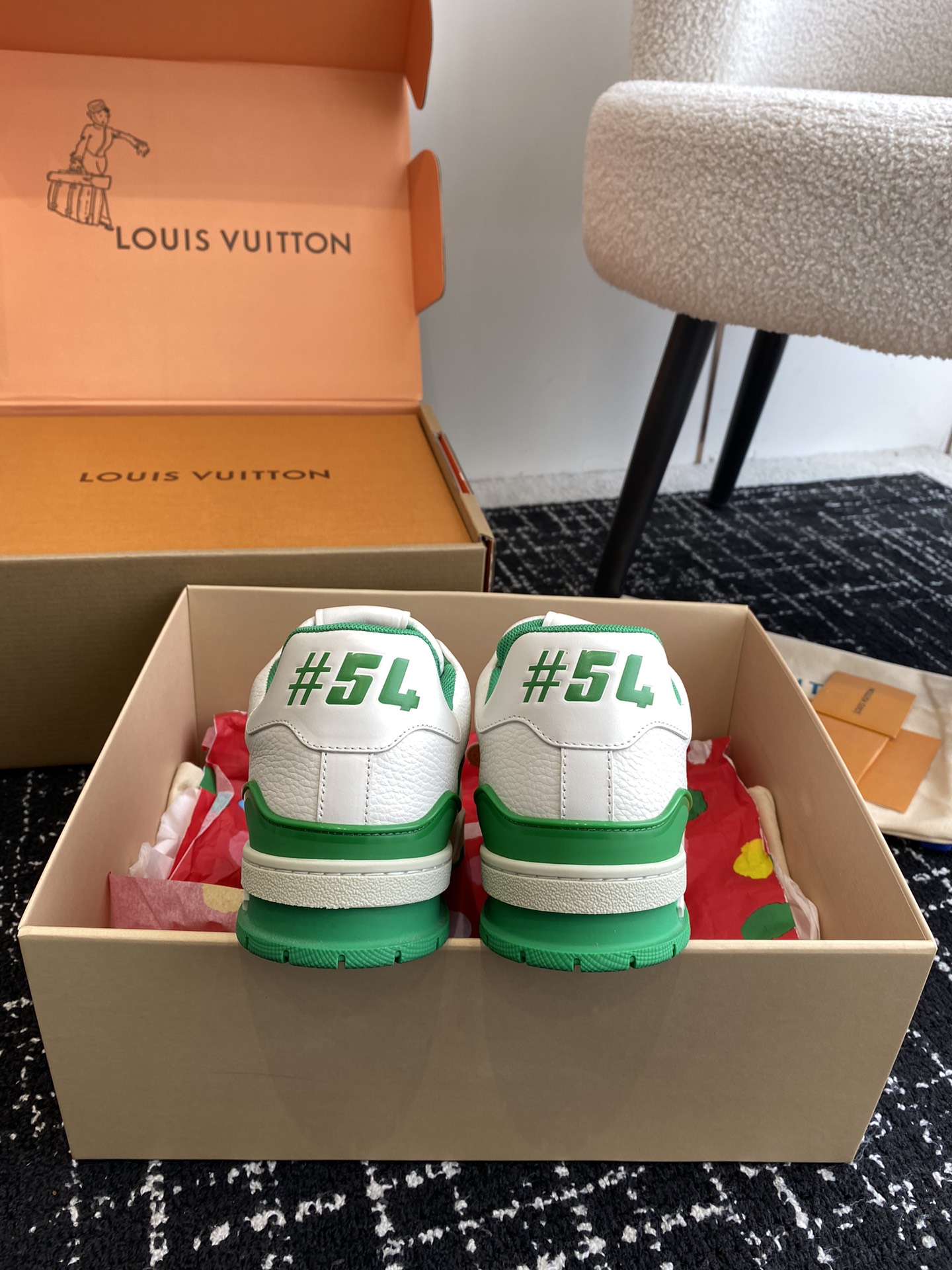 代购级
Louis Vuitton 驴家的爆款！trainer板鞋，每个人都必须入的款，绝不后悔！

超