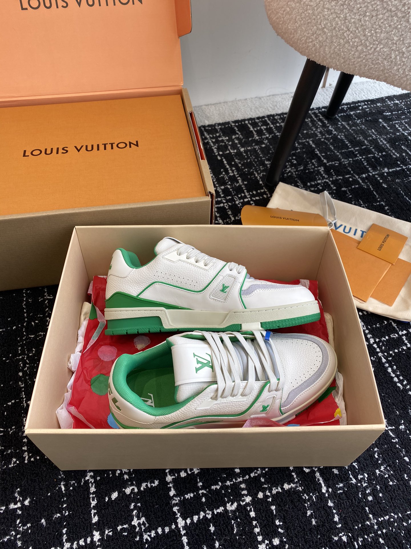 代购级
Louis Vuitton 驴家的爆款！trainer板鞋，每个人都必须入的款，绝不后悔！

超