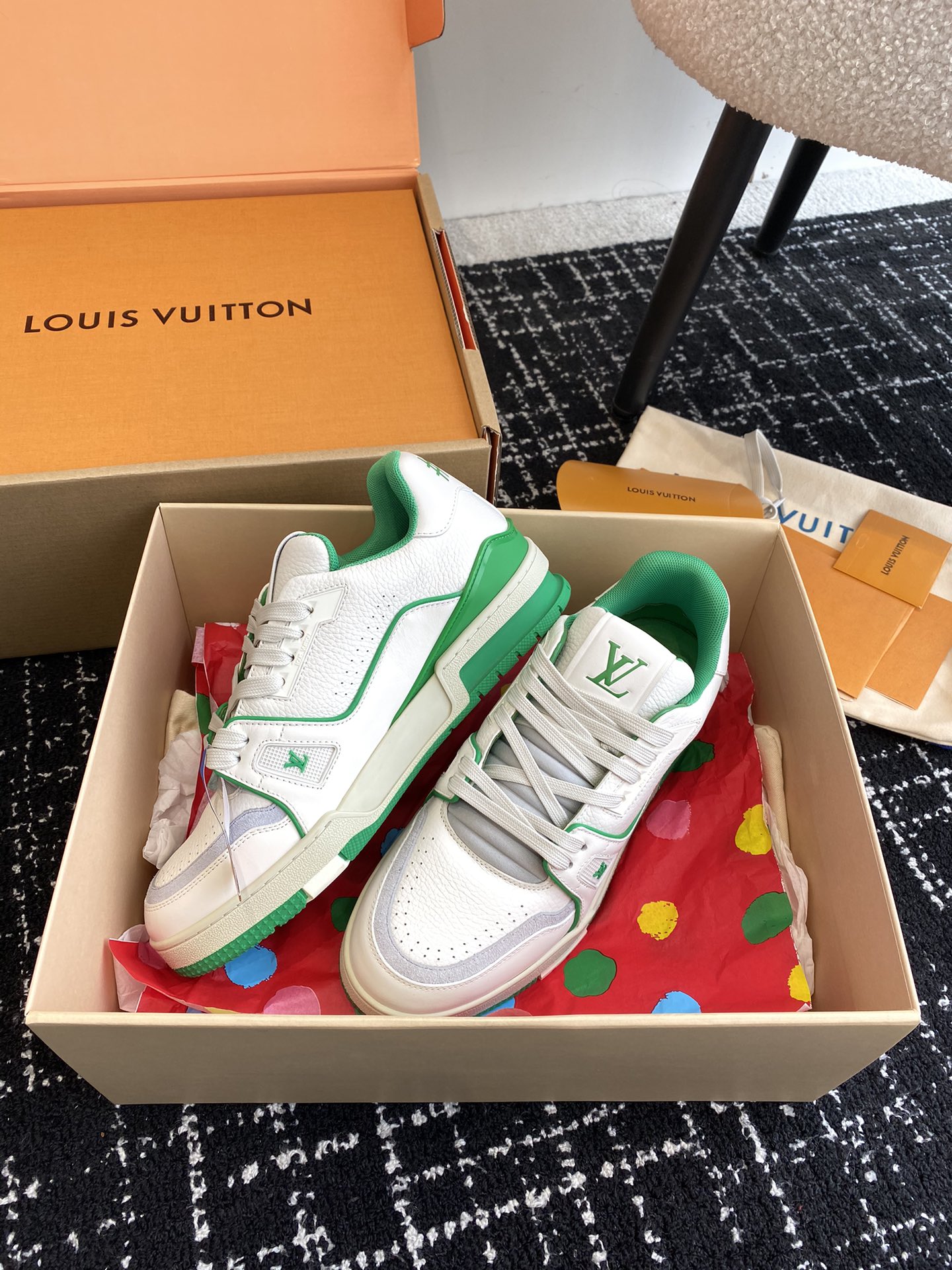 代购级
Louis Vuitton 驴家的爆款！trainer板鞋，每个人都必须入的款，绝不后悔！

超