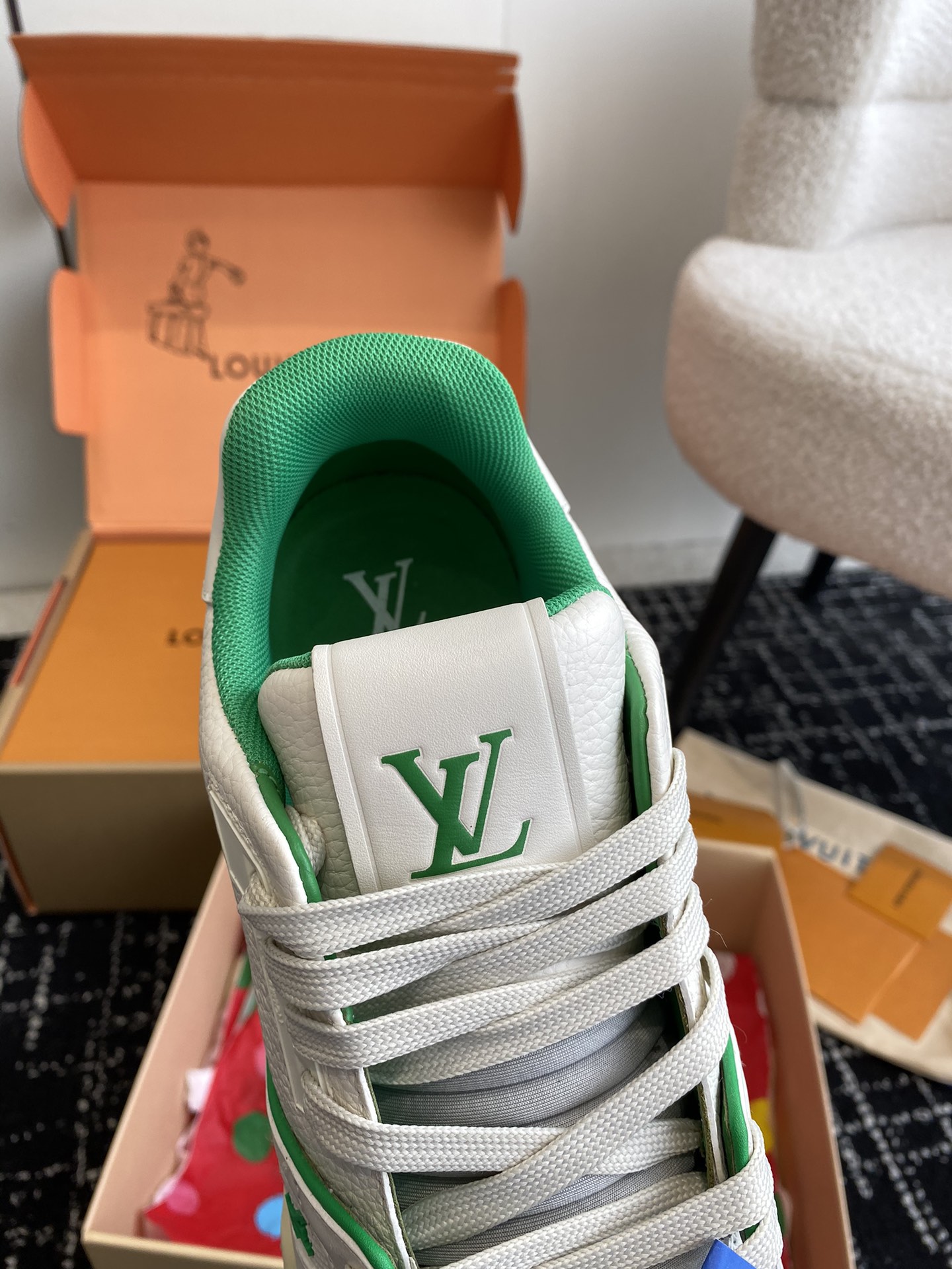 代购级
Louis Vuitton 驴家的爆款！trainer板鞋，每个人都必须入的款，绝不后悔！

超
