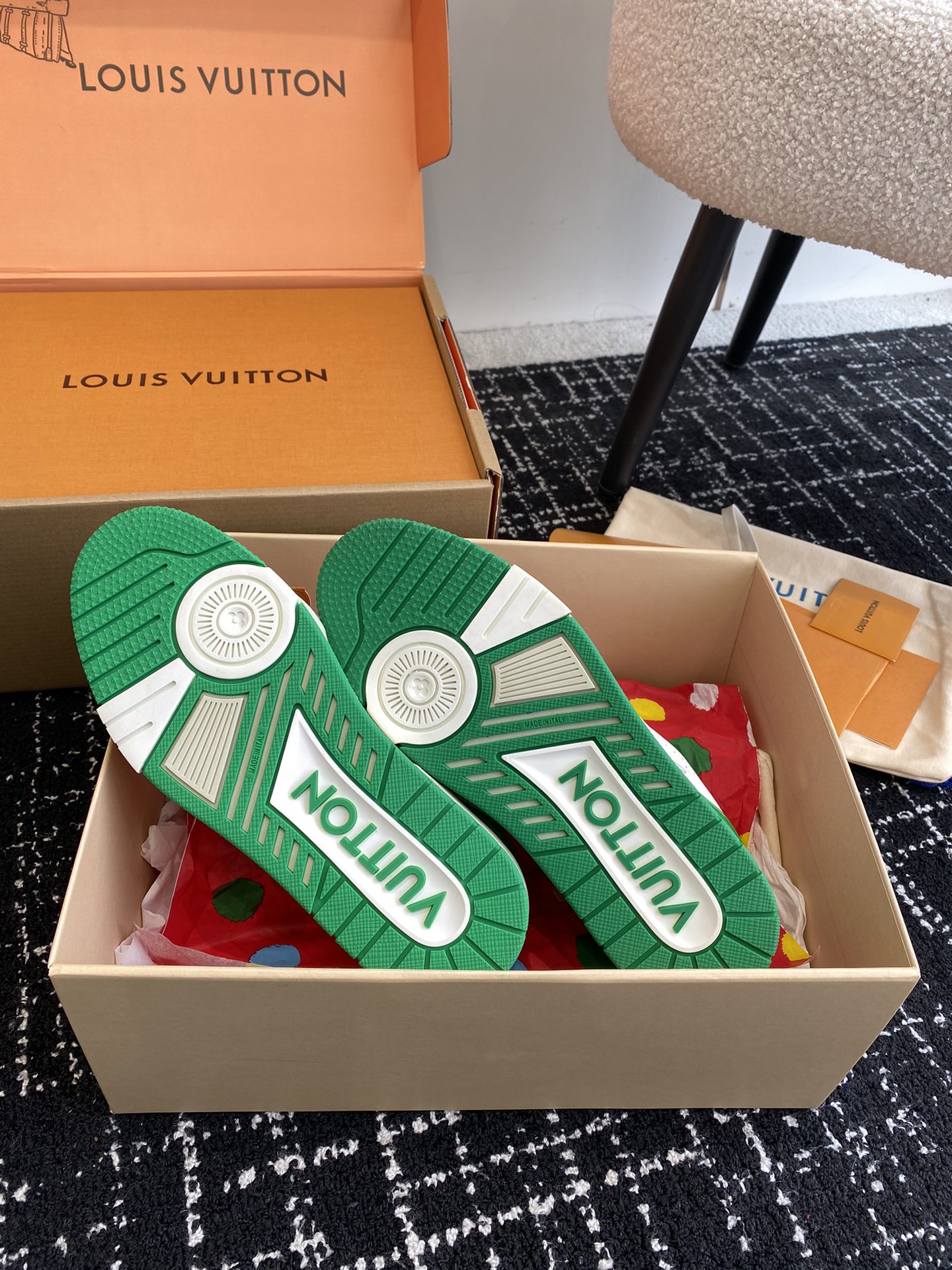 代购级
Louis Vuitton 驴家的爆款！trainer板鞋，每个人都必须入的款，绝不后悔！

超