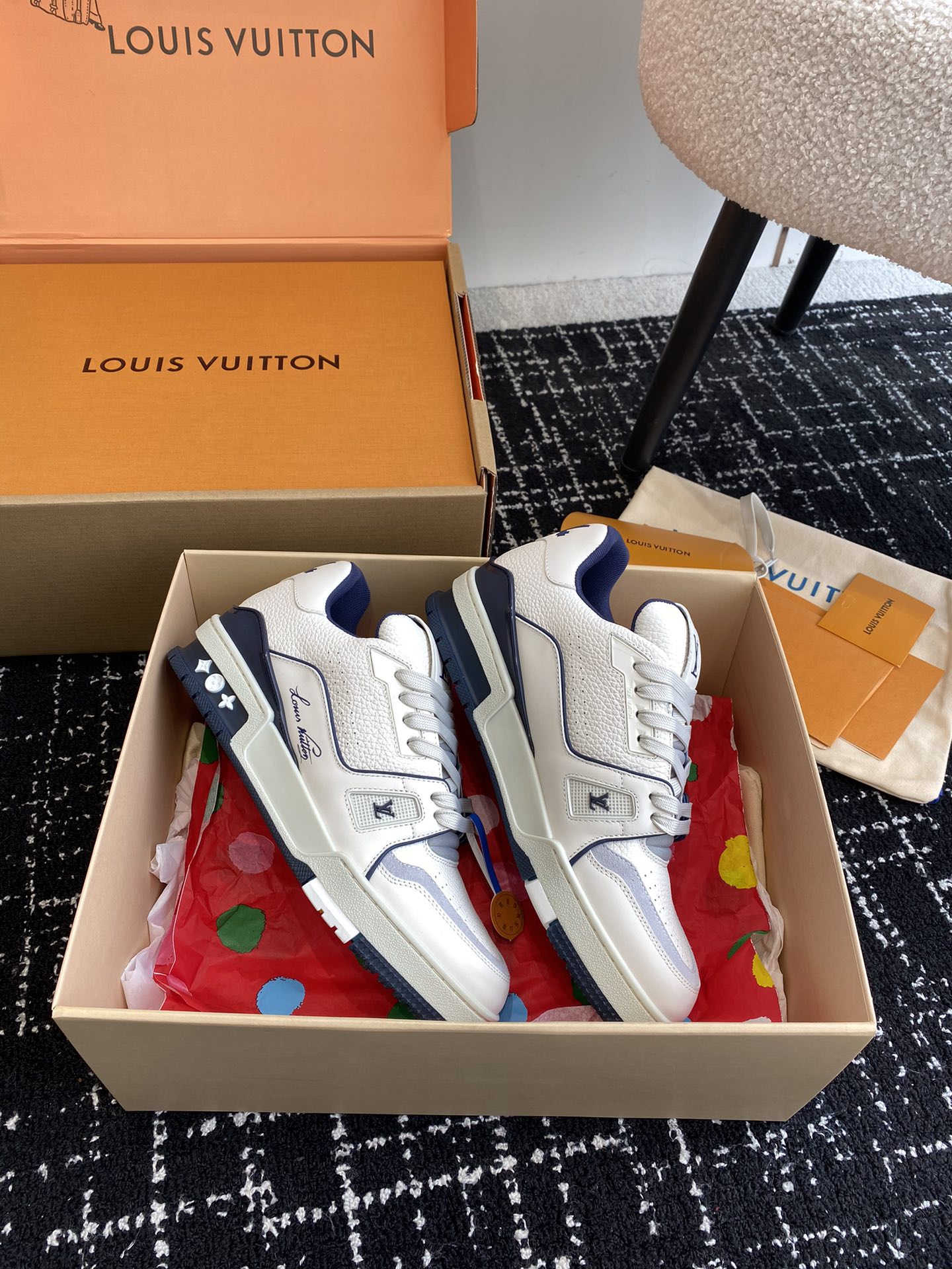 代购级
Louis Vuitton 驴家的爆款！trainer板鞋，每个人都必须入的款，绝不后悔！

超