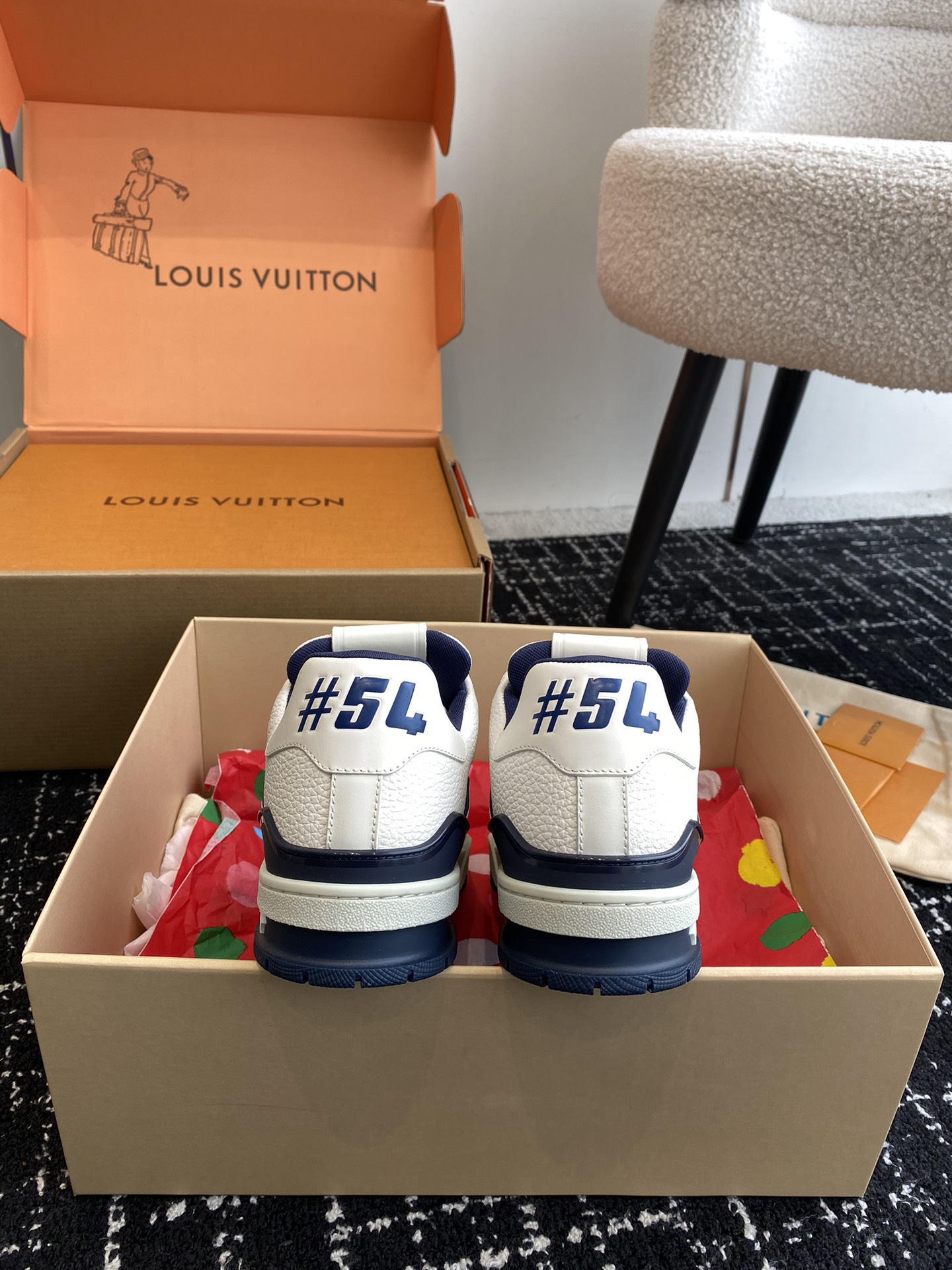 代购级
Louis Vuitton 驴家的爆款！trainer板鞋，每个人都必须入的款，绝不后悔！

超