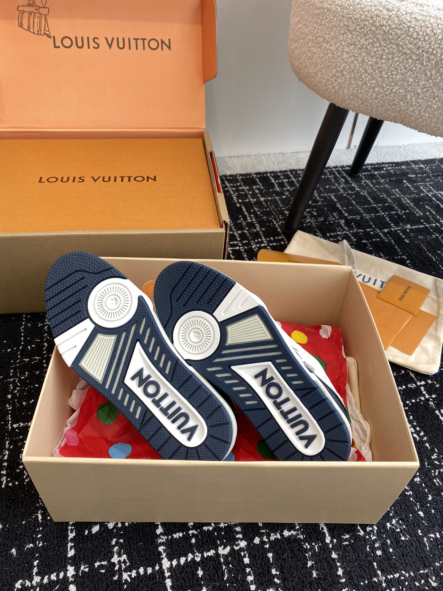 代购级
Louis Vuitton 驴家的爆款！trainer板鞋，每个人都必须入的款，绝不后悔！

超
