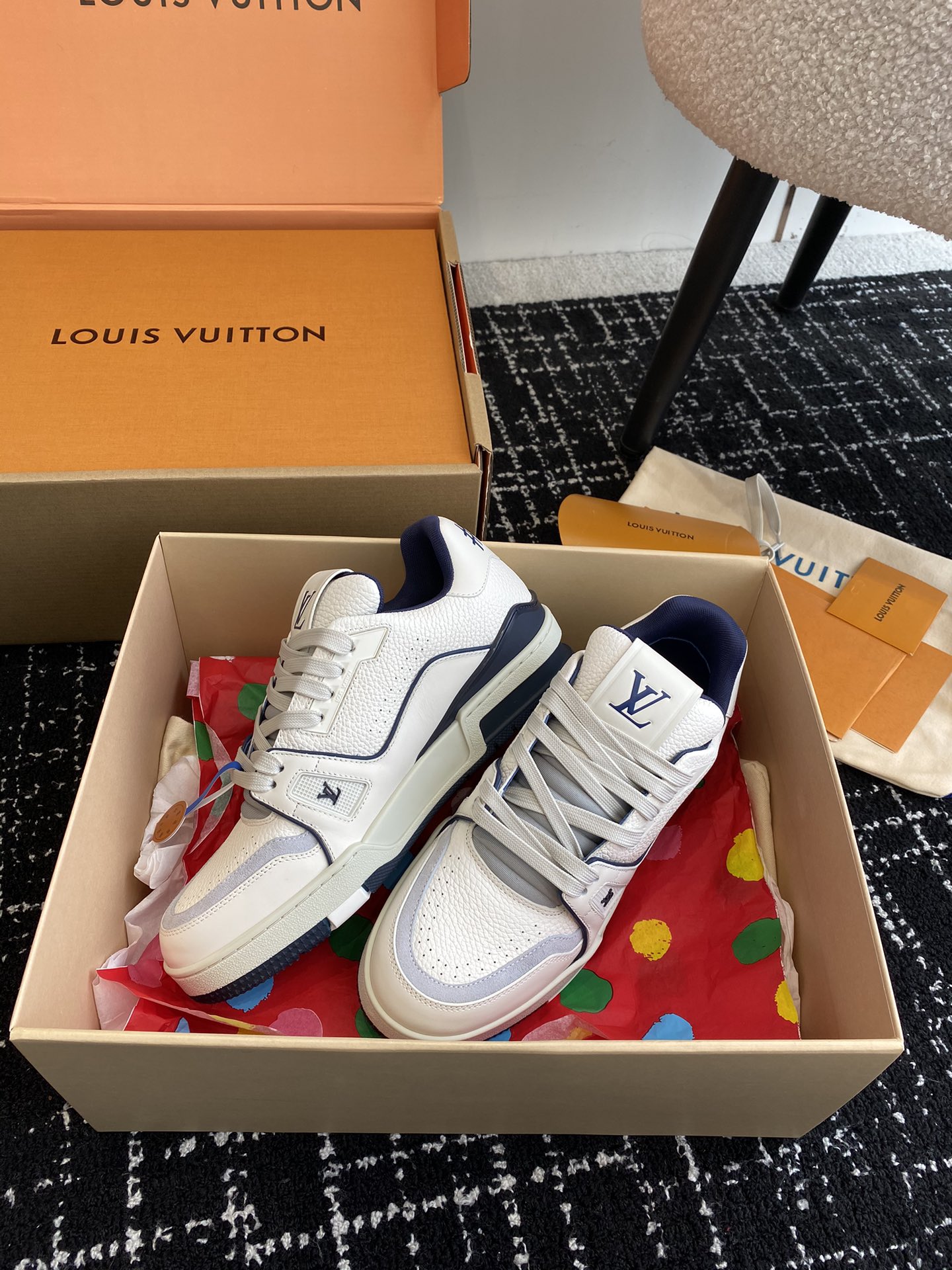 代购级
Louis Vuitton 驴家的爆款！trainer板鞋，每个人都必须入的款，绝不后悔！

超