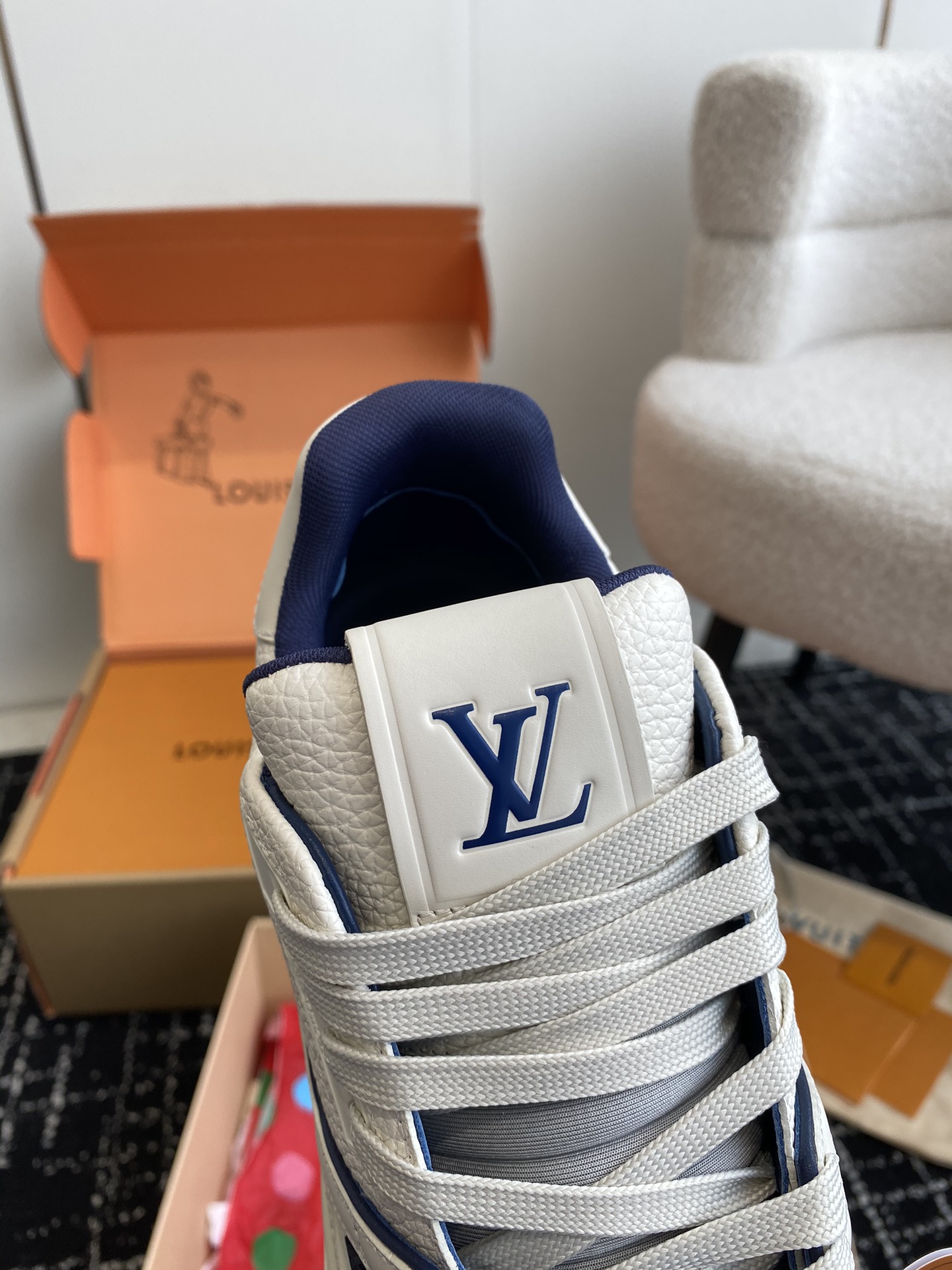 代购级
Louis Vuitton 驴家的爆款！trainer板鞋，每个人都必须入的款，绝不后悔！

超