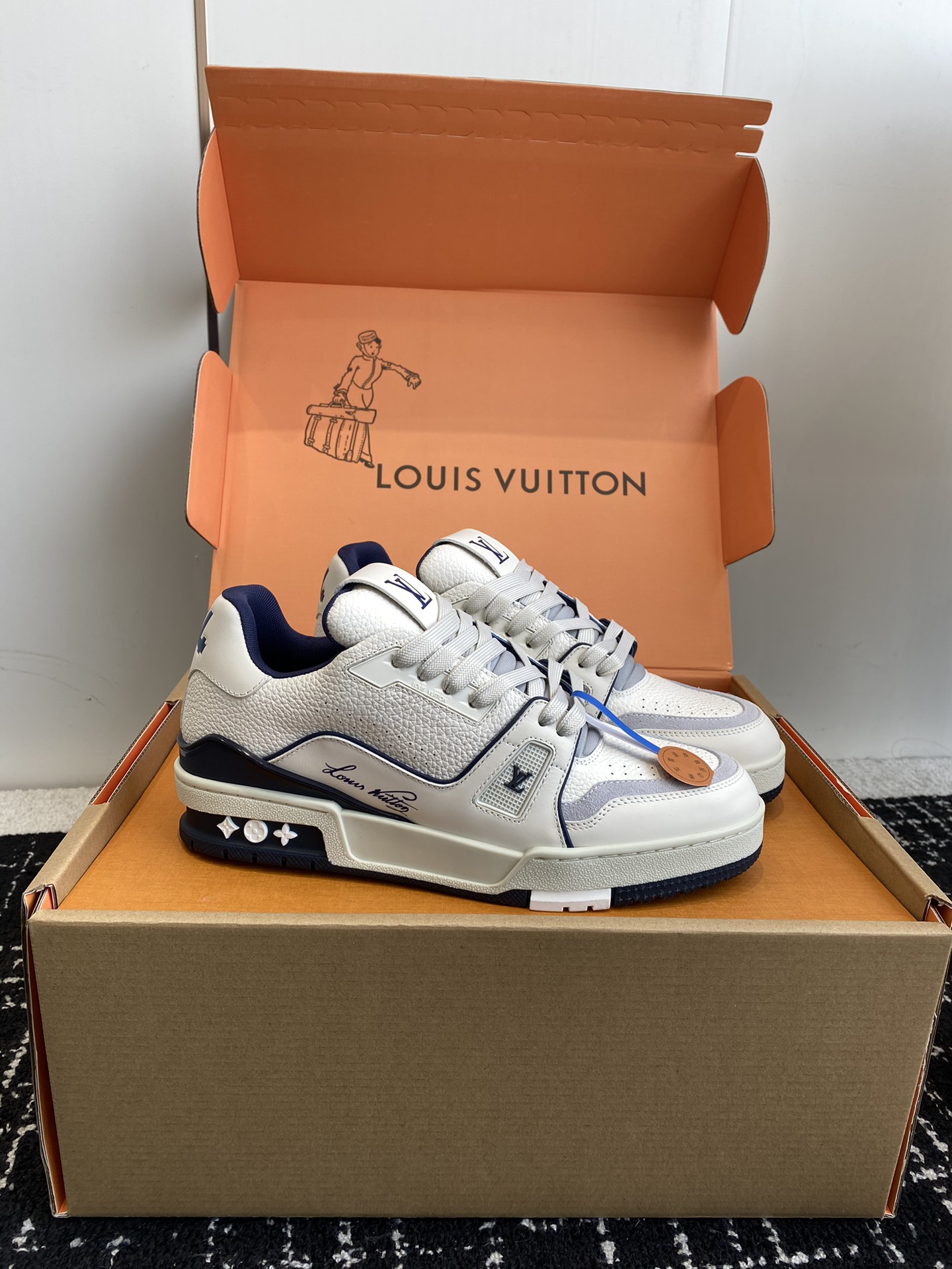 代购级
Louis Vuitton 驴家的爆款！trainer板鞋，每个人都必须入的款，绝不后悔！

超