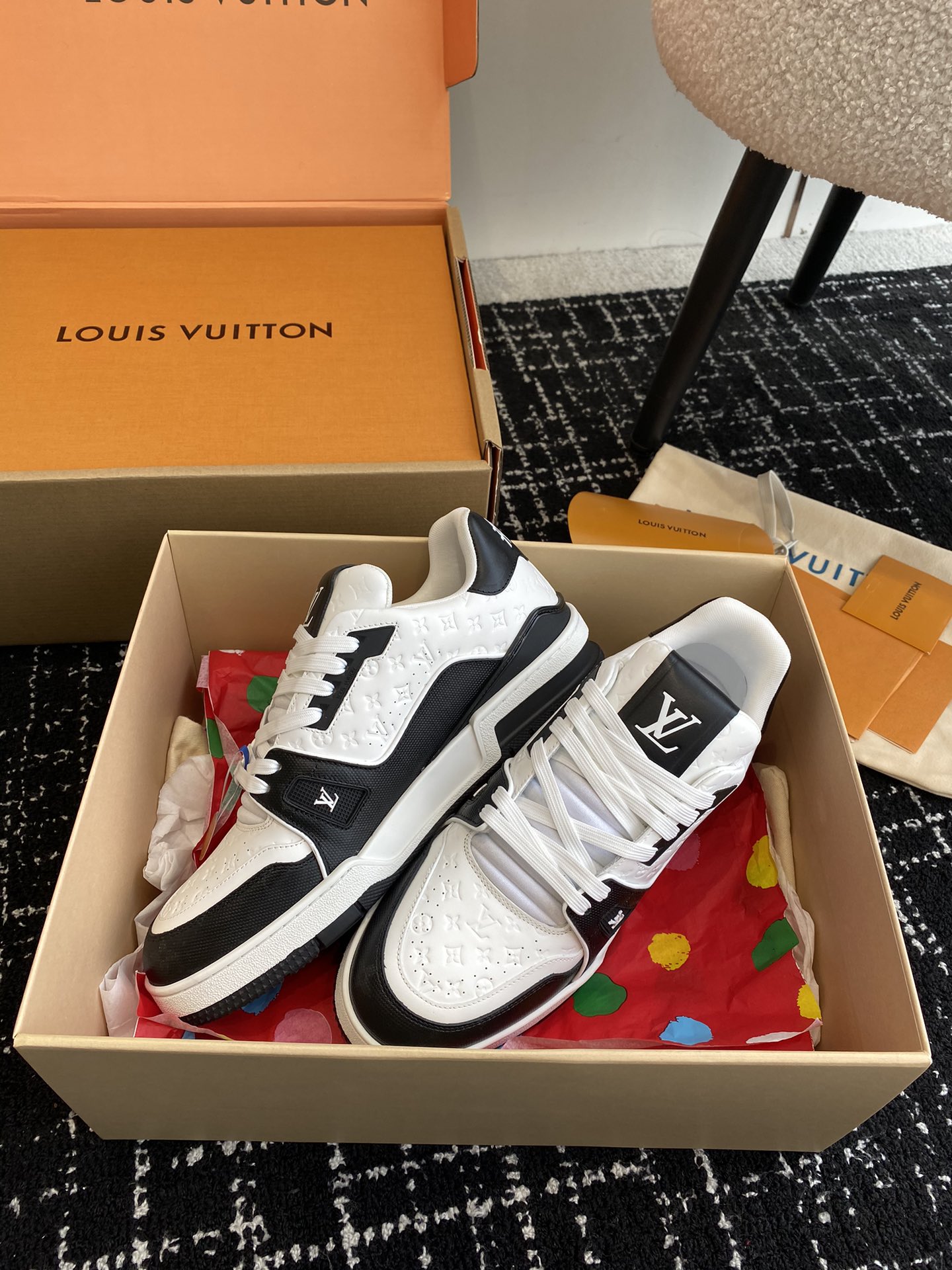 代购级
Louis Vuitton 驴家的爆款！trainer板鞋，每个人都必须入的款，绝不后悔！

超