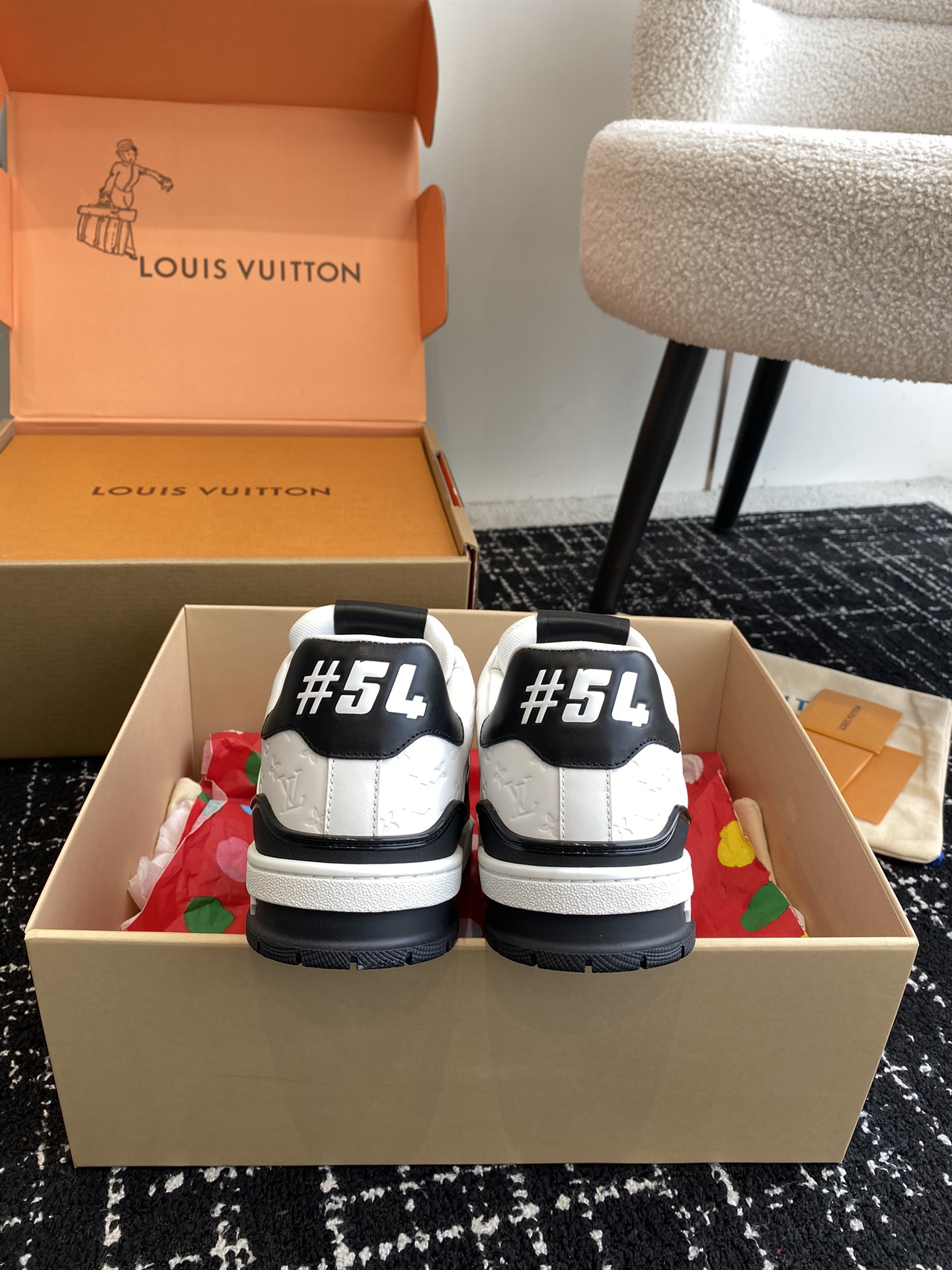 代购级
Louis Vuitton 驴家的爆款！trainer板鞋，每个人都必须入的款，绝不后悔！

超