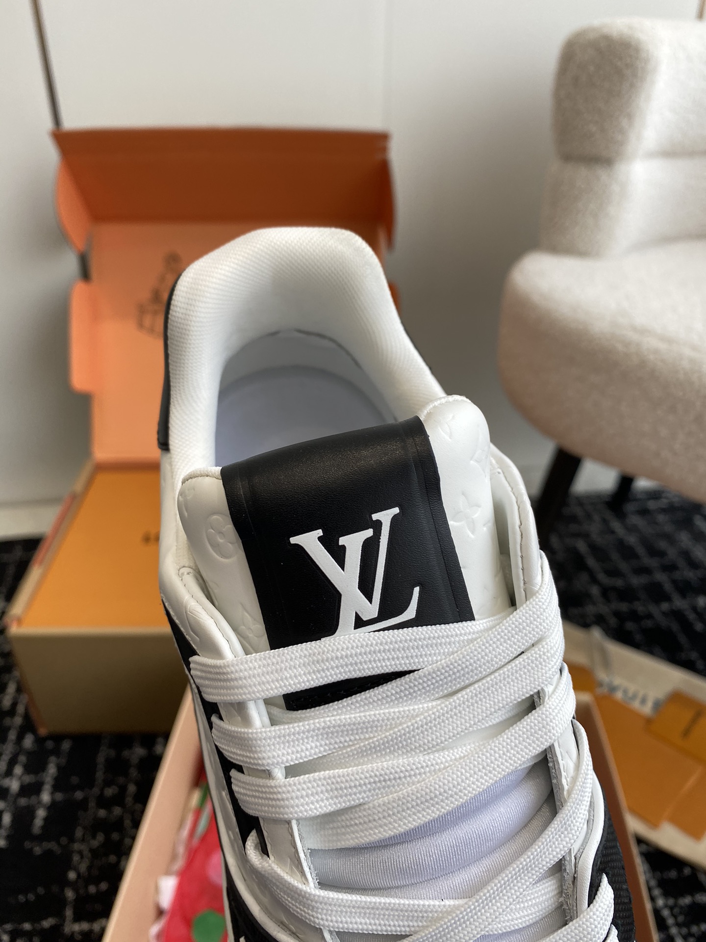 代购级
Louis Vuitton 驴家的爆款！trainer板鞋，每个人都必须入的款，绝不后悔！

超