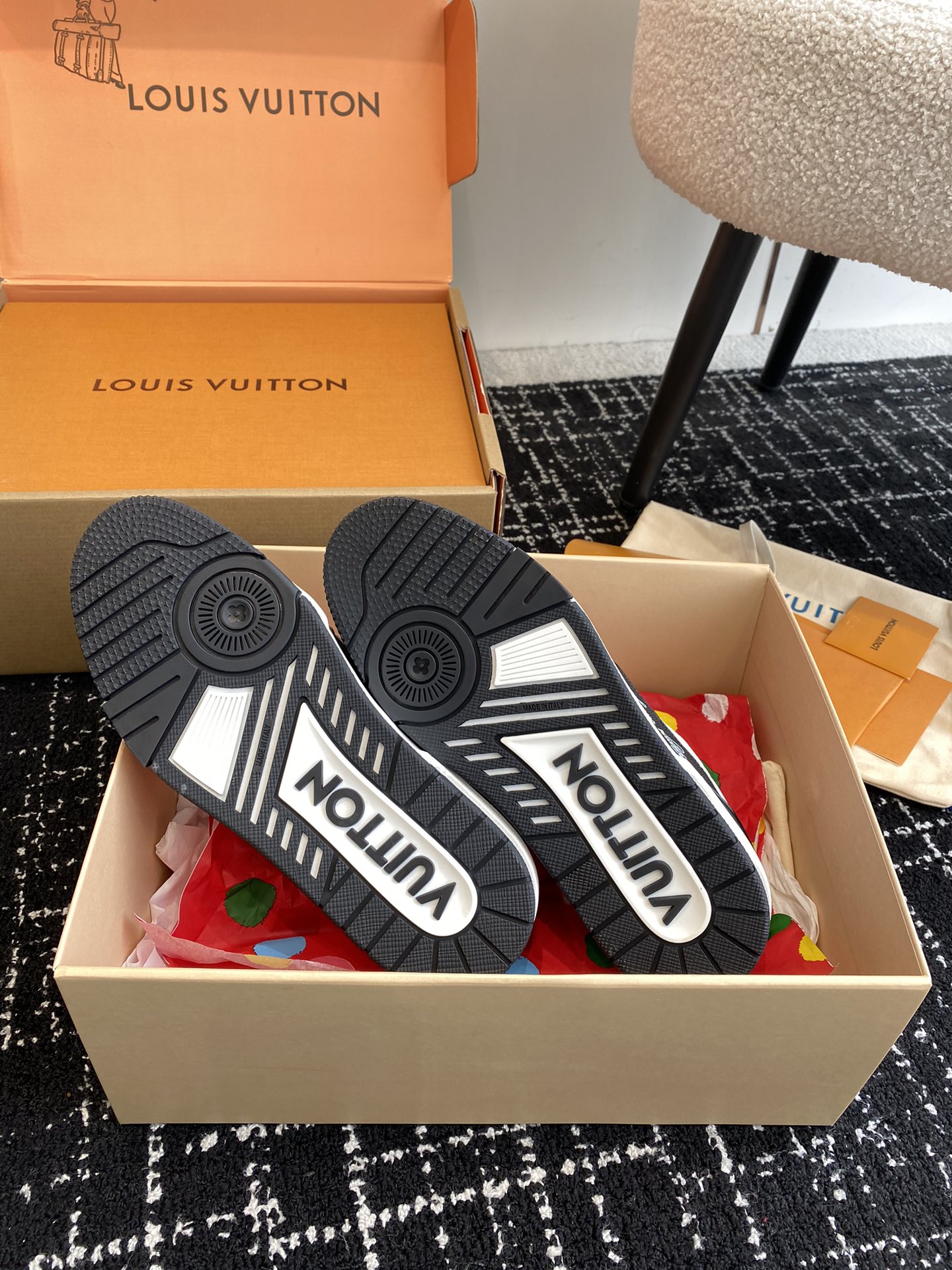 代购级
Louis Vuitton 驴家的爆款！trainer板鞋，每个人都必须入的款，绝不后悔！

超