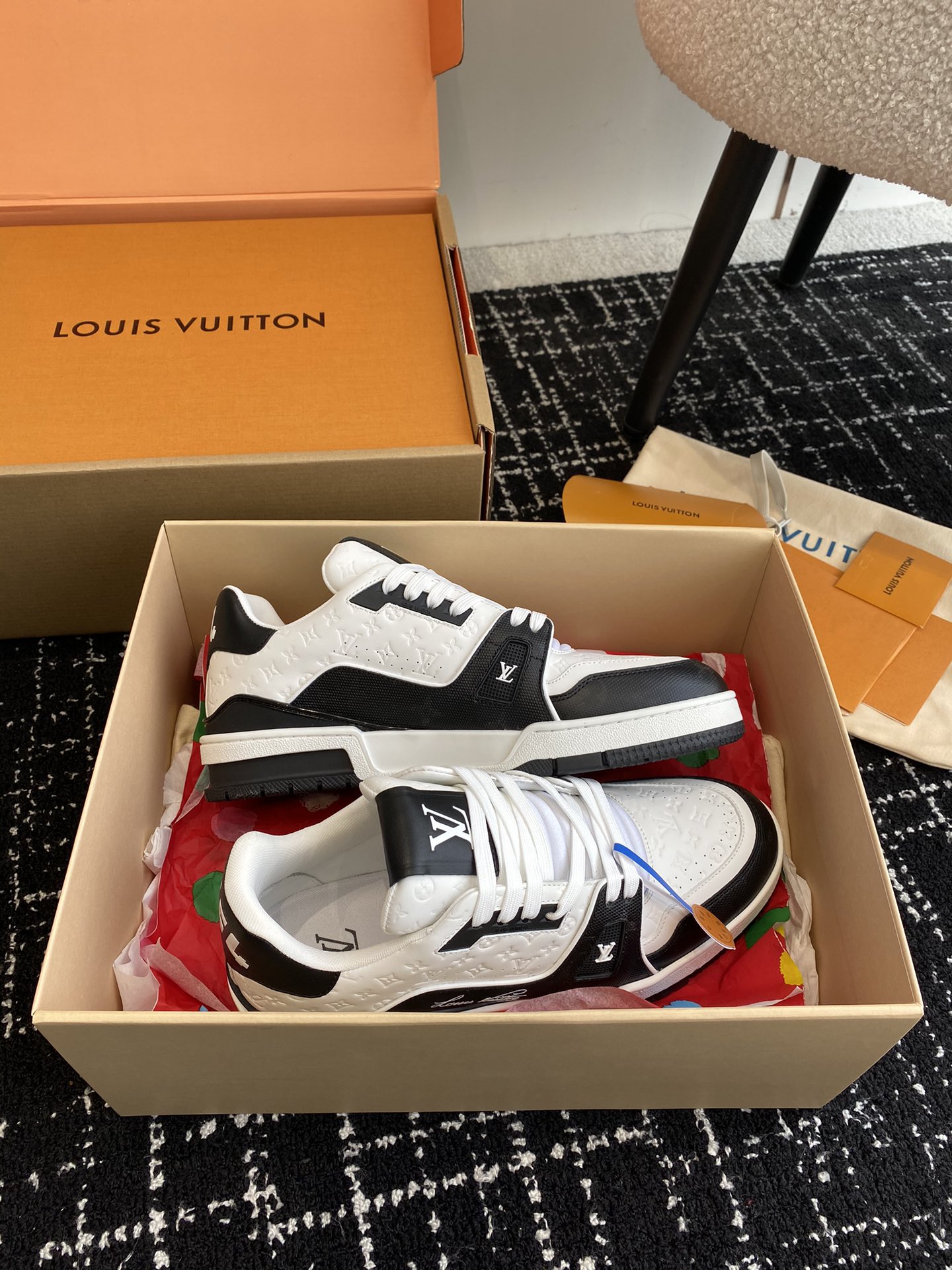 代购级
Louis Vuitton 驴家的爆款！trainer板鞋，每个人都必须入的款，绝不后悔！

超