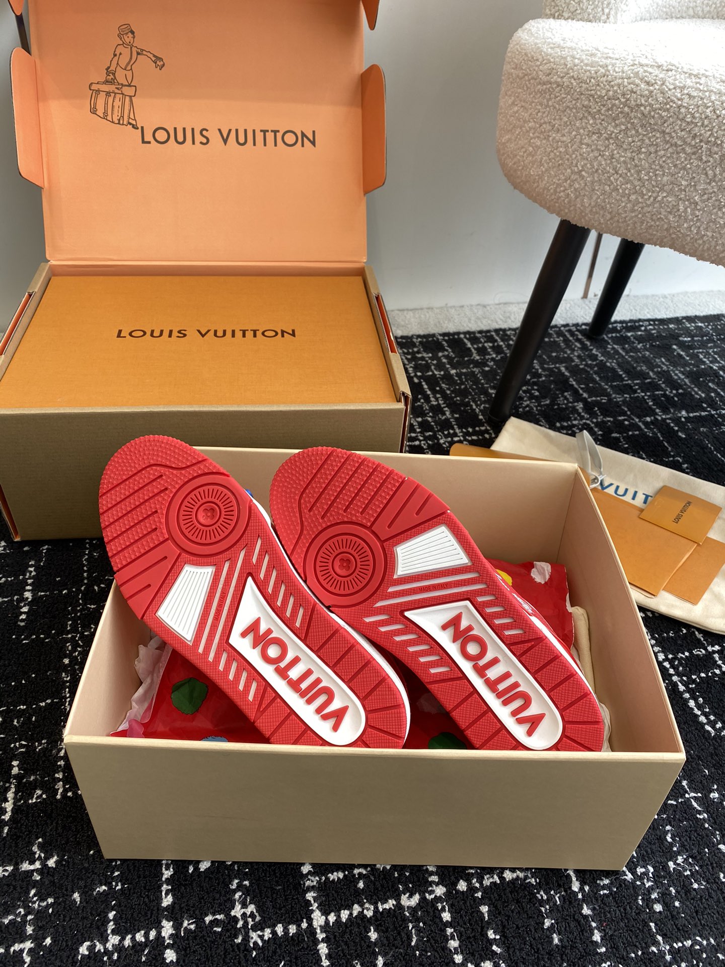 代购级
Louis Vuitton 驴家的爆款！trainer板鞋，每个人都必须入的款，绝不后悔！

超
