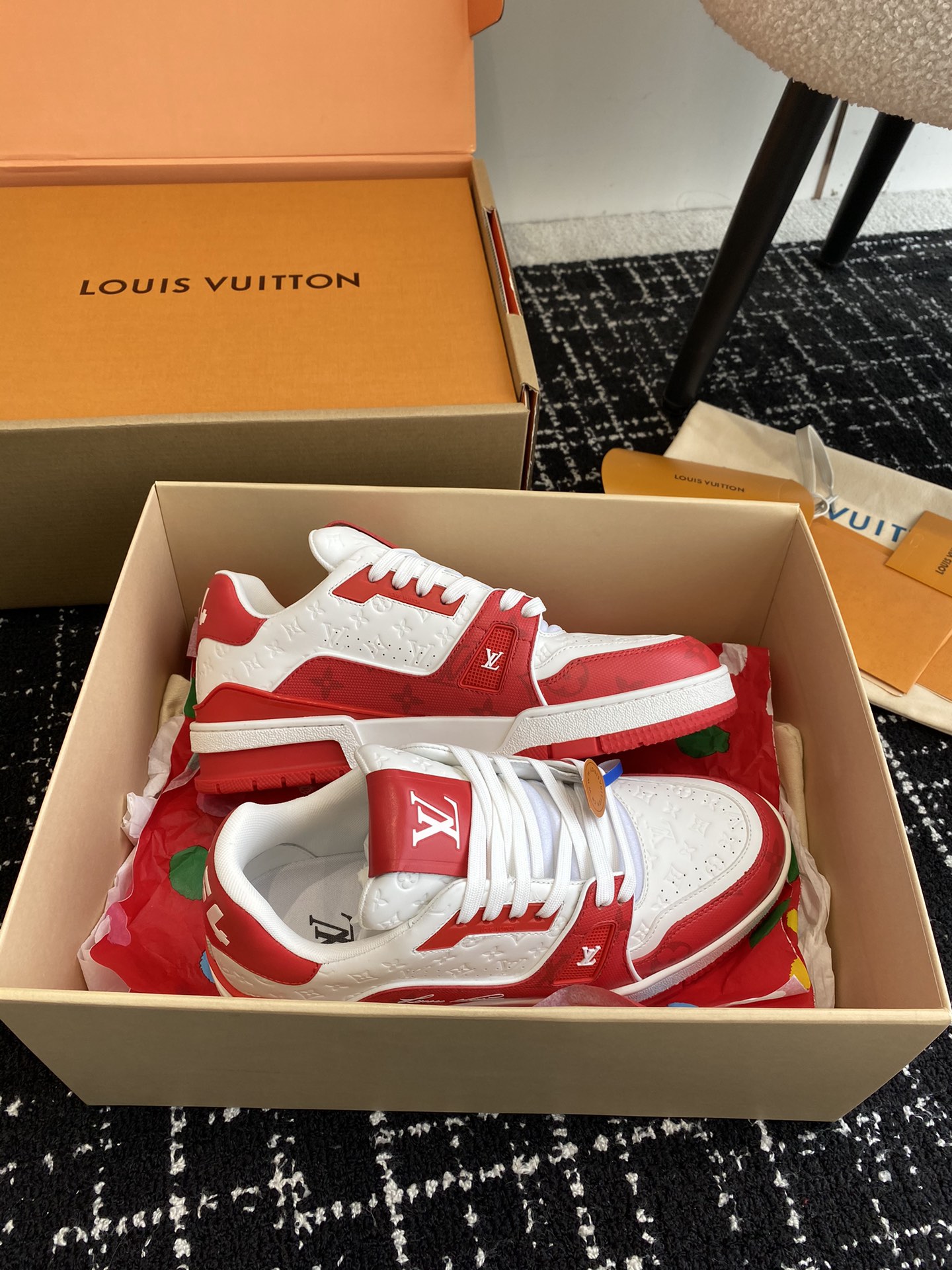 代购级
Louis Vuitton 驴家的爆款！trainer板鞋，每个人都必须入的款，绝不后悔！

超