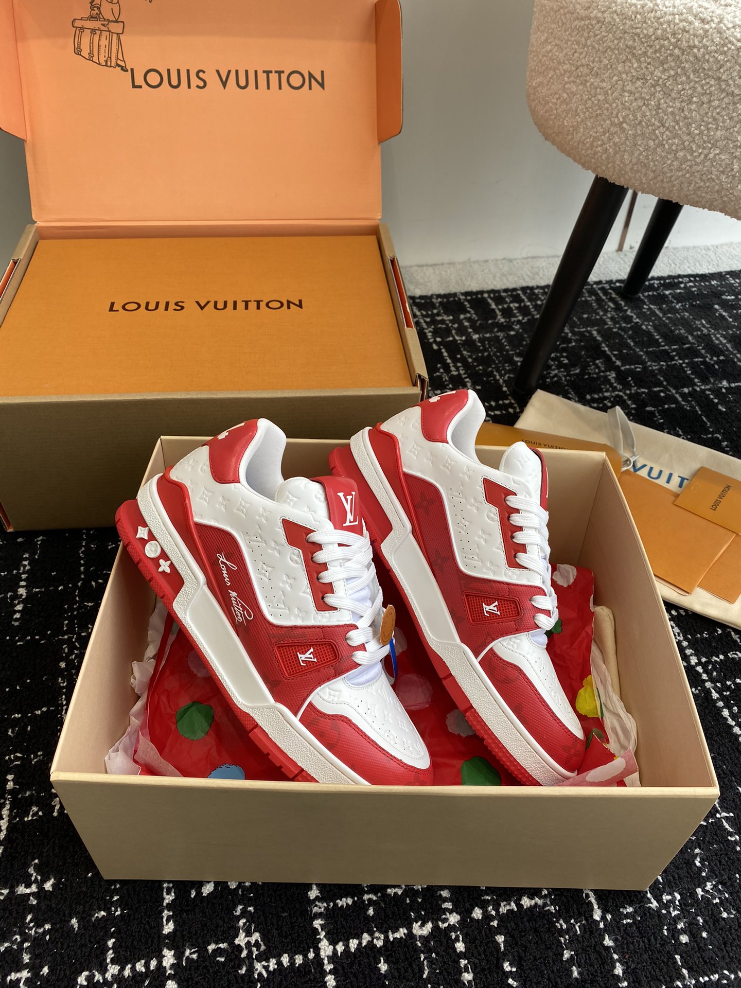 代购级
Louis Vuitton 驴家的爆款！trainer板鞋，每个人都必须入的款，绝不后悔！

超