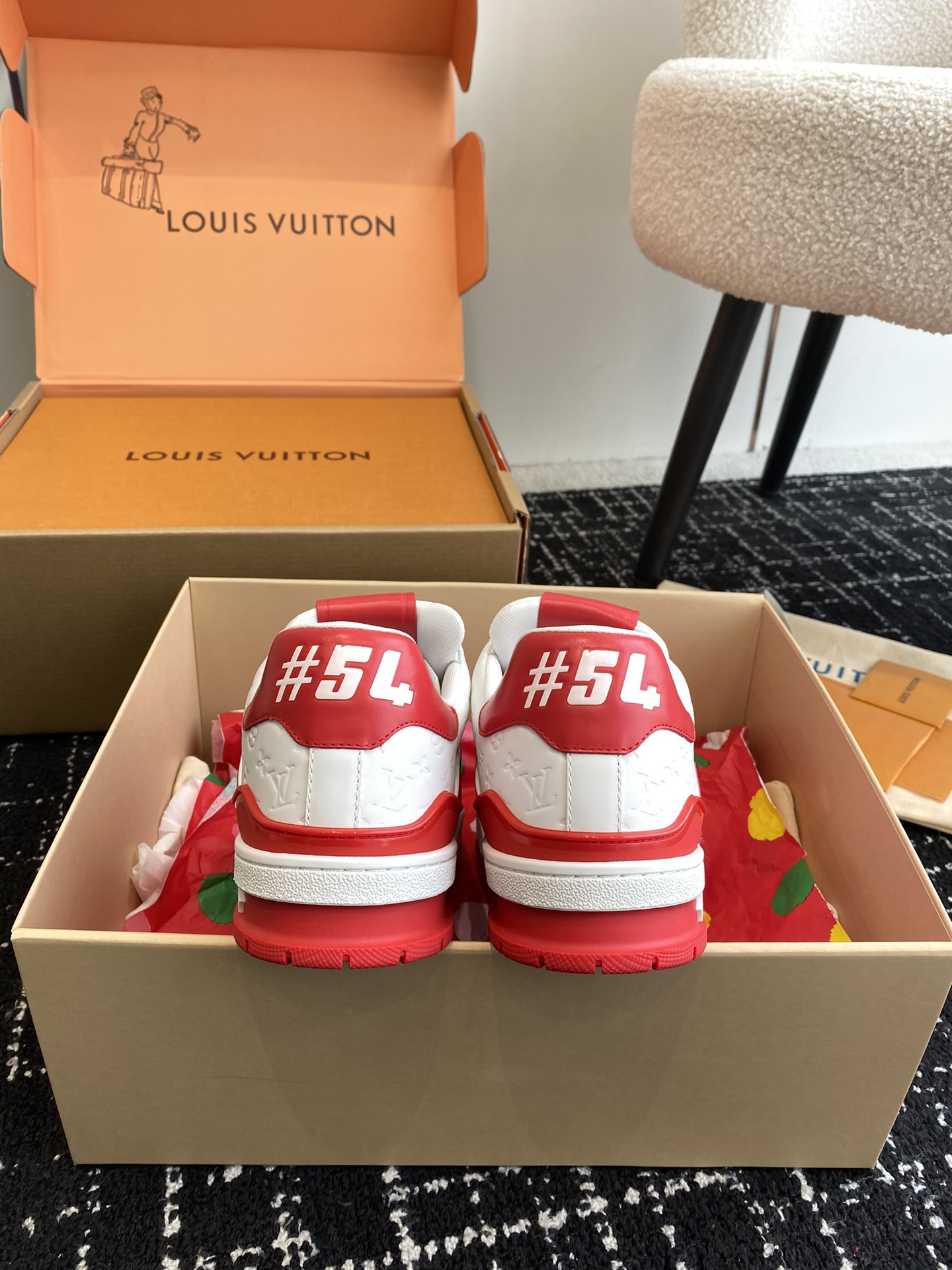 代购级
Louis Vuitton 驴家的爆款！trainer板鞋，每个人都必须入的款，绝不后悔！

超