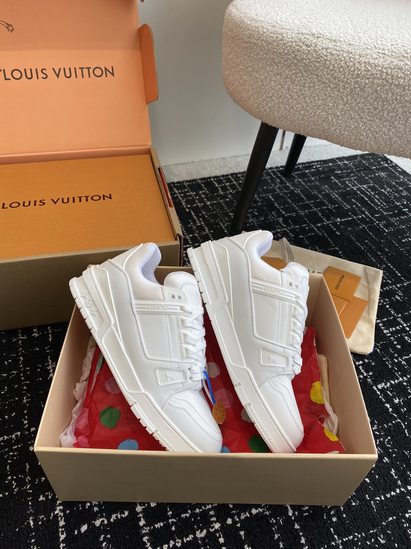 代购级
Louis Vuitton 驴家的爆款！trainer板鞋，每个人都必须入的款，绝不后悔！

超