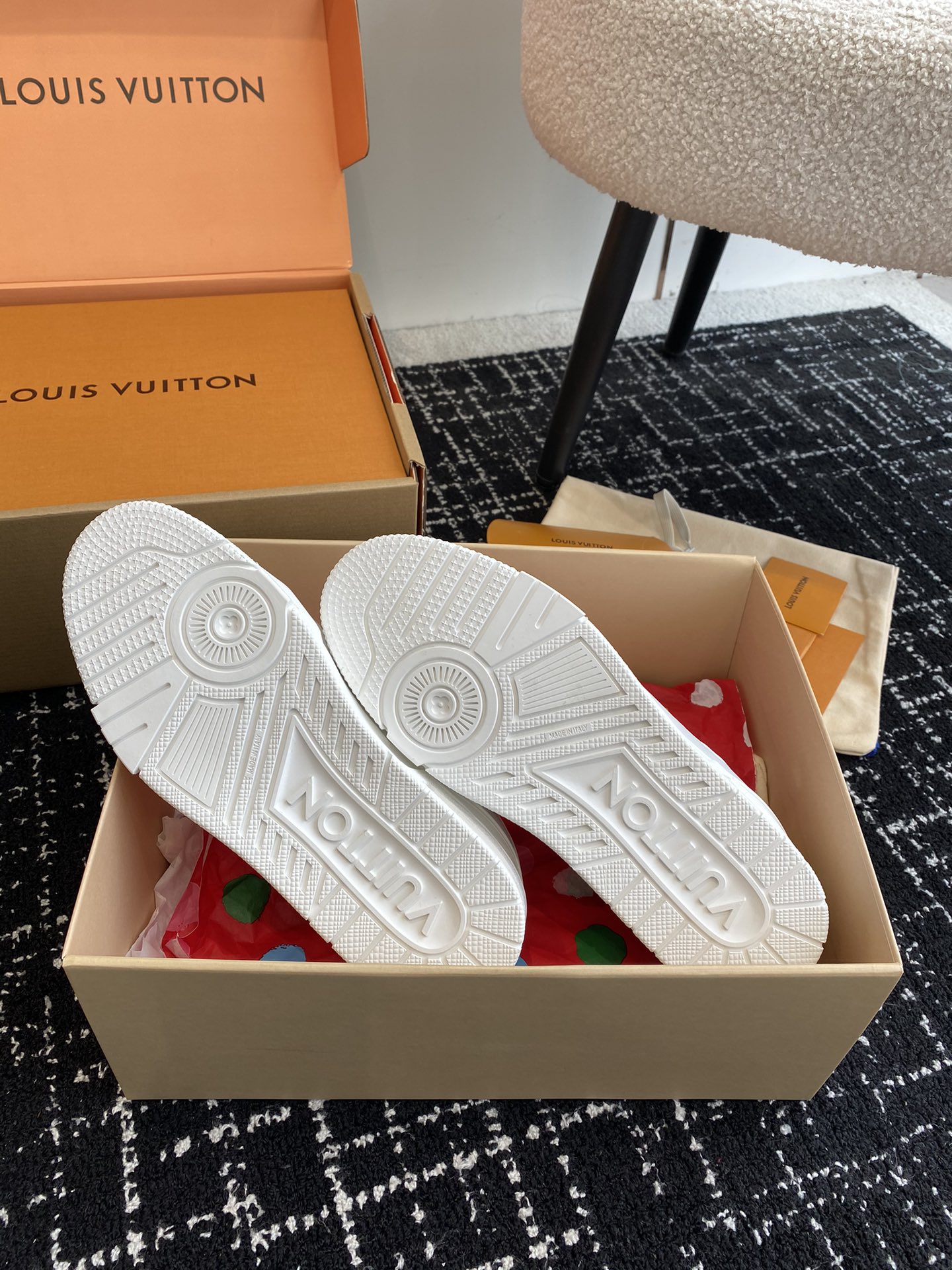 代购级
Louis Vuitton 驴家的爆款！trainer板鞋，每个人都必须入的款，绝不后悔！

超