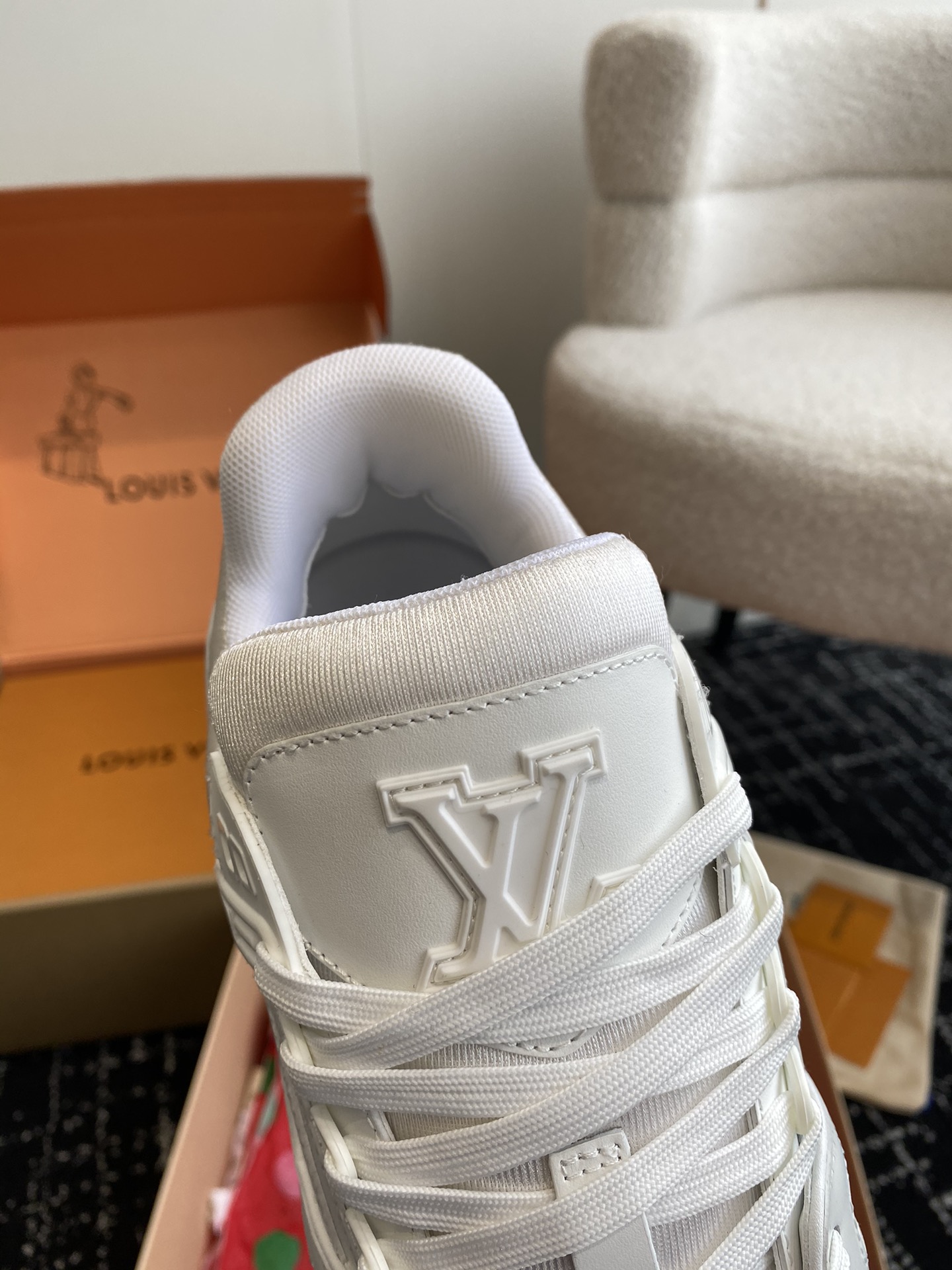 代购级
Louis Vuitton 驴家的爆款！trainer板鞋，每个人都必须入的款，绝不后悔！

超