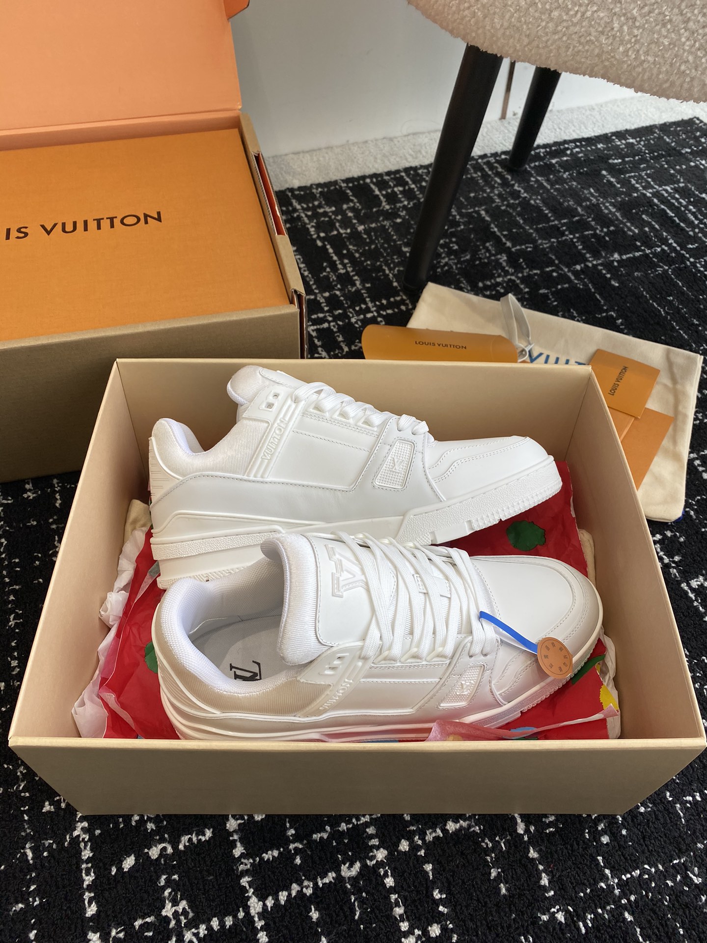 代购级
Louis Vuitton 驴家的爆款！trainer板鞋，每个人都必须入的款，绝不后悔！

超