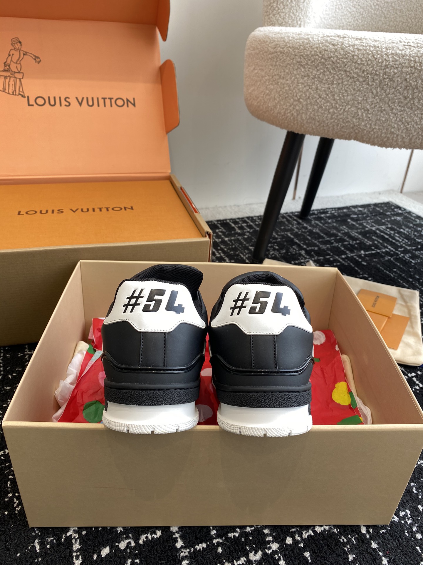 代购级
Louis Vuitton 驴家的爆款！trainer板鞋，每个人都必须入的款，绝不后悔！

超