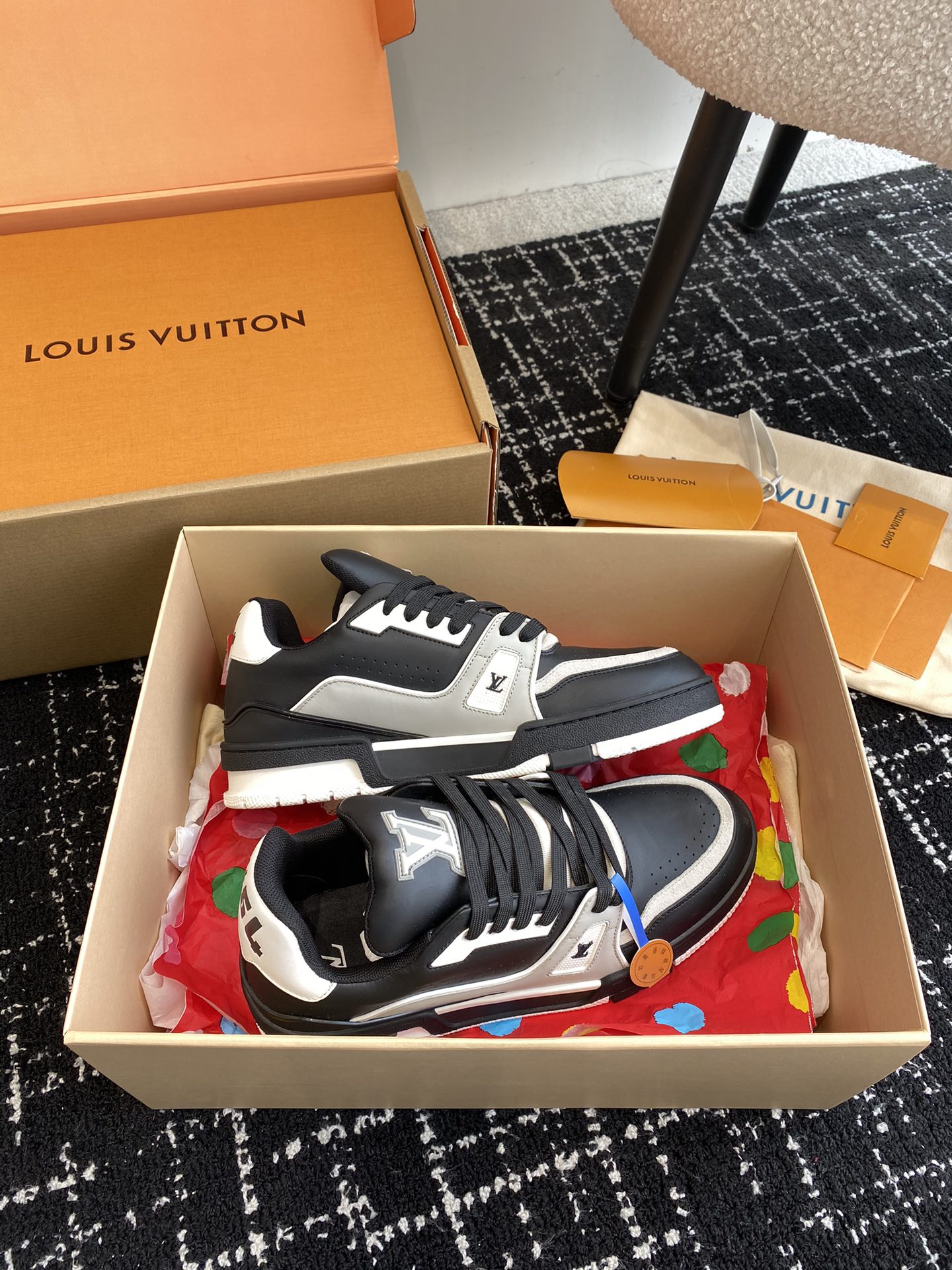 代购级
Louis Vuitton 驴家的爆款！trainer板鞋，每个人都必须入的款，绝不后悔！

超