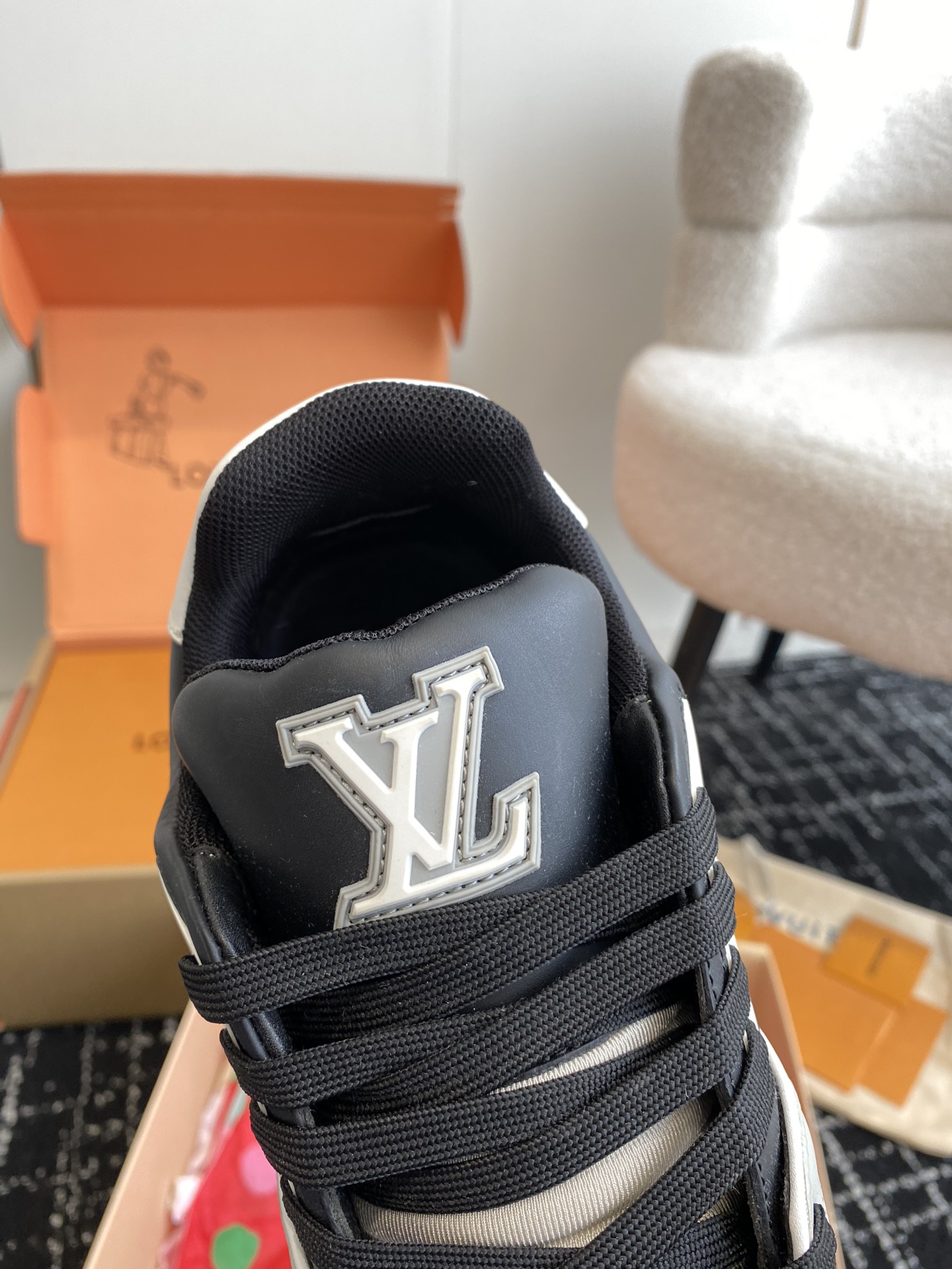 代购级
Louis Vuitton 驴家的爆款！trainer板鞋，每个人都必须入的款，绝不后悔！

超