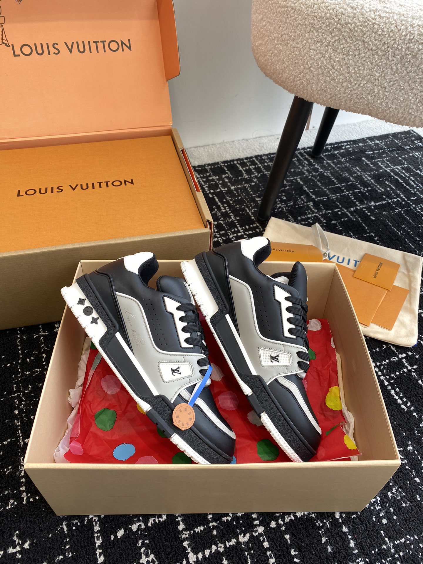 代购级
Louis Vuitton 驴家的爆款！trainer板鞋，每个人都必须入的款，绝不后悔！

超