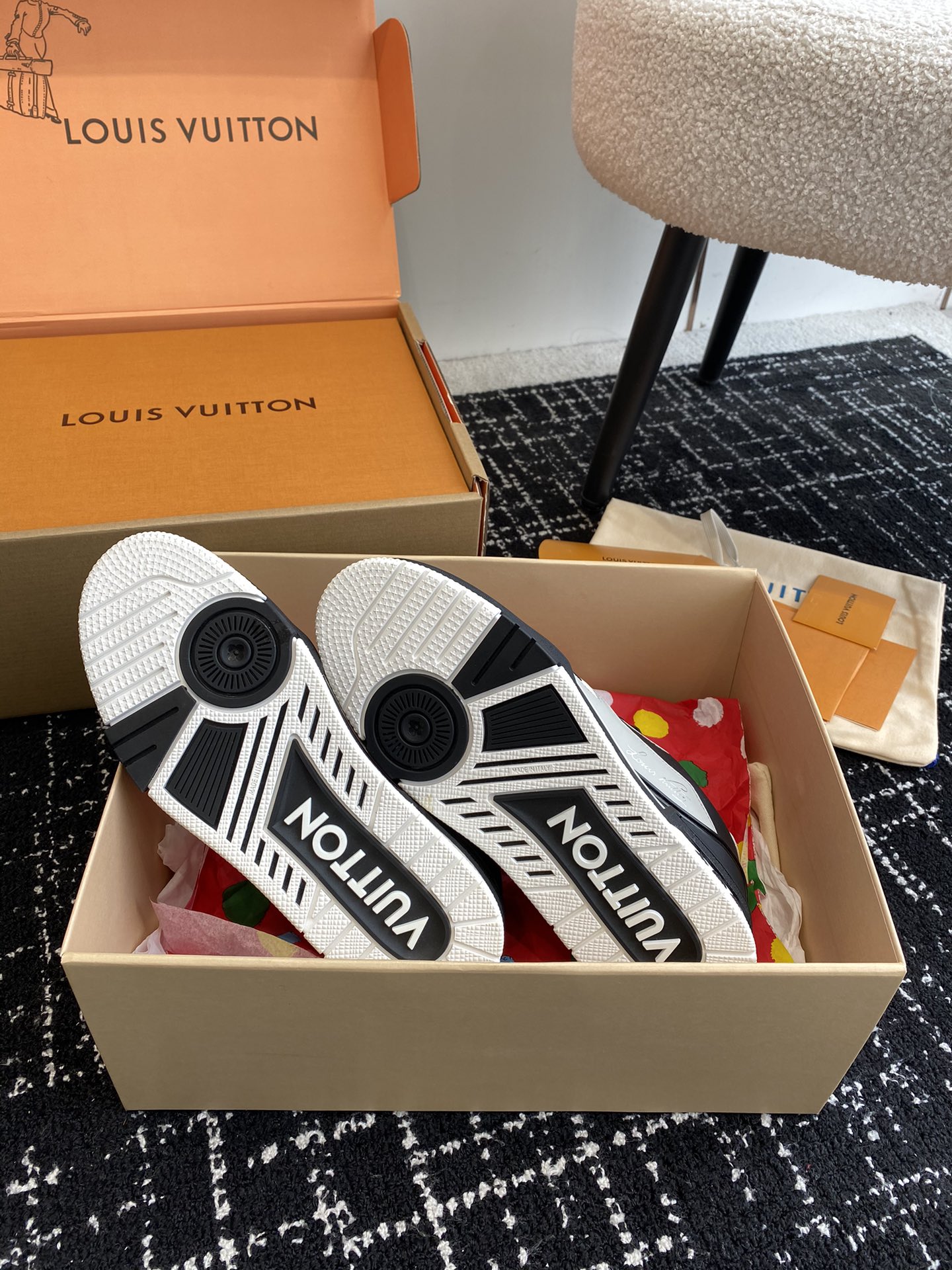 代购级
Louis Vuitton 驴家的爆款！trainer板鞋，每个人都必须入的款，绝不后悔！

超