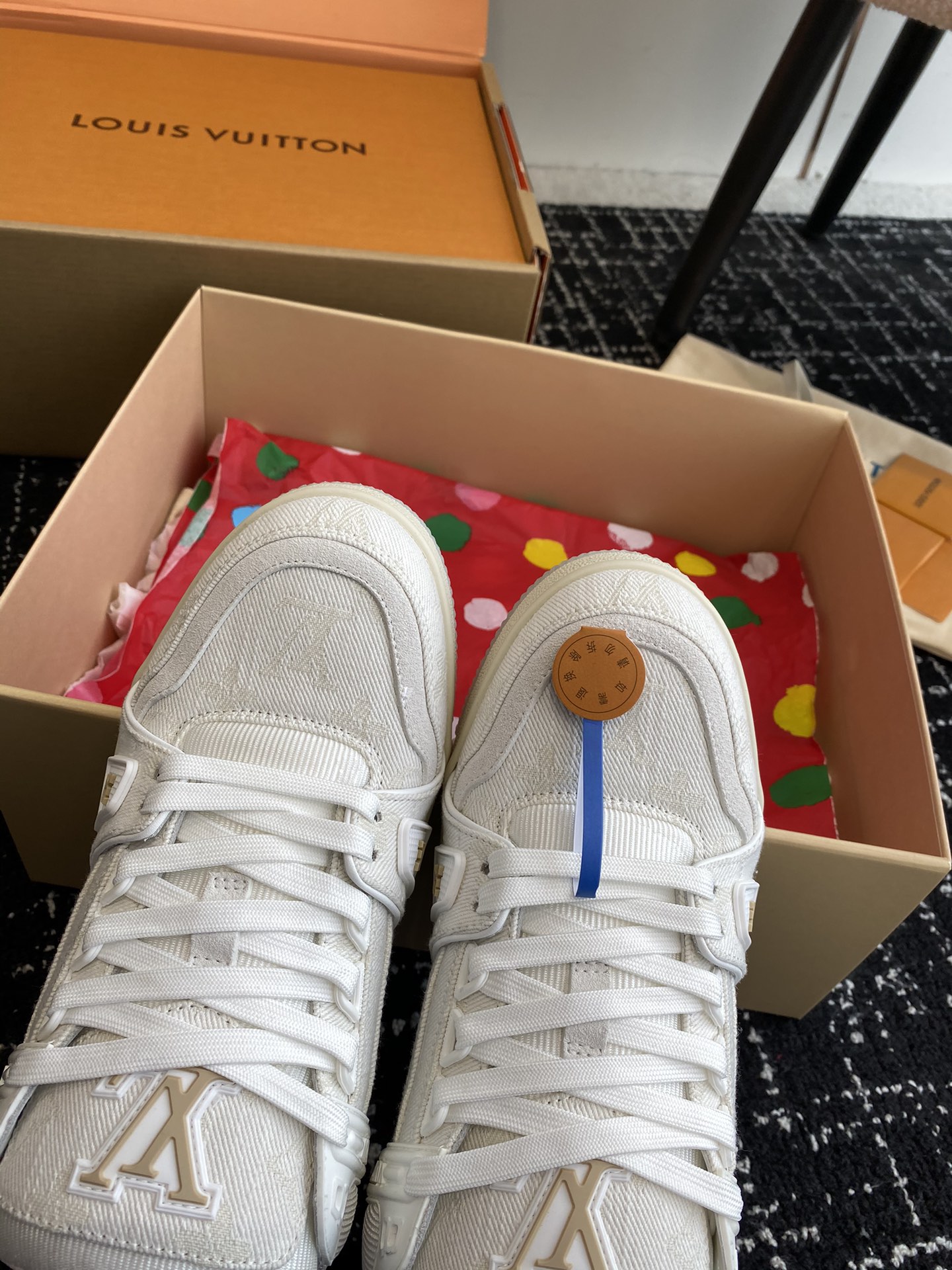 代购级
Louis Vuitton 驴家的爆款！trainer板鞋，每个人都必须入的款，绝不后悔！

超