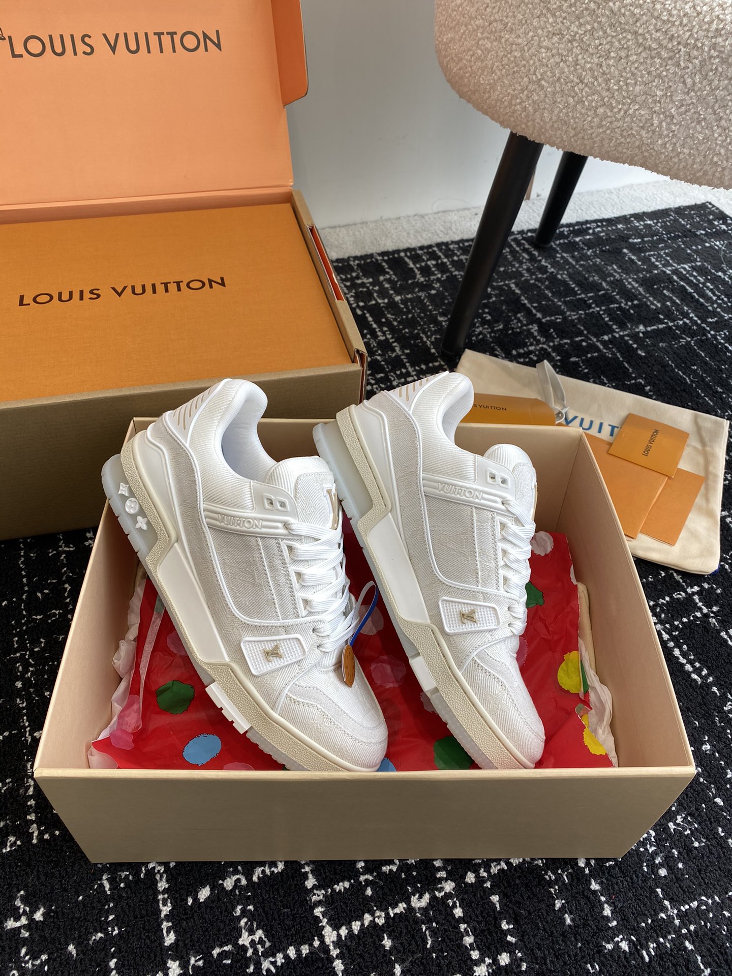 代购级
Louis Vuitton 驴家的爆款！trainer板鞋，每个人都必须入的款，绝不后悔！

超