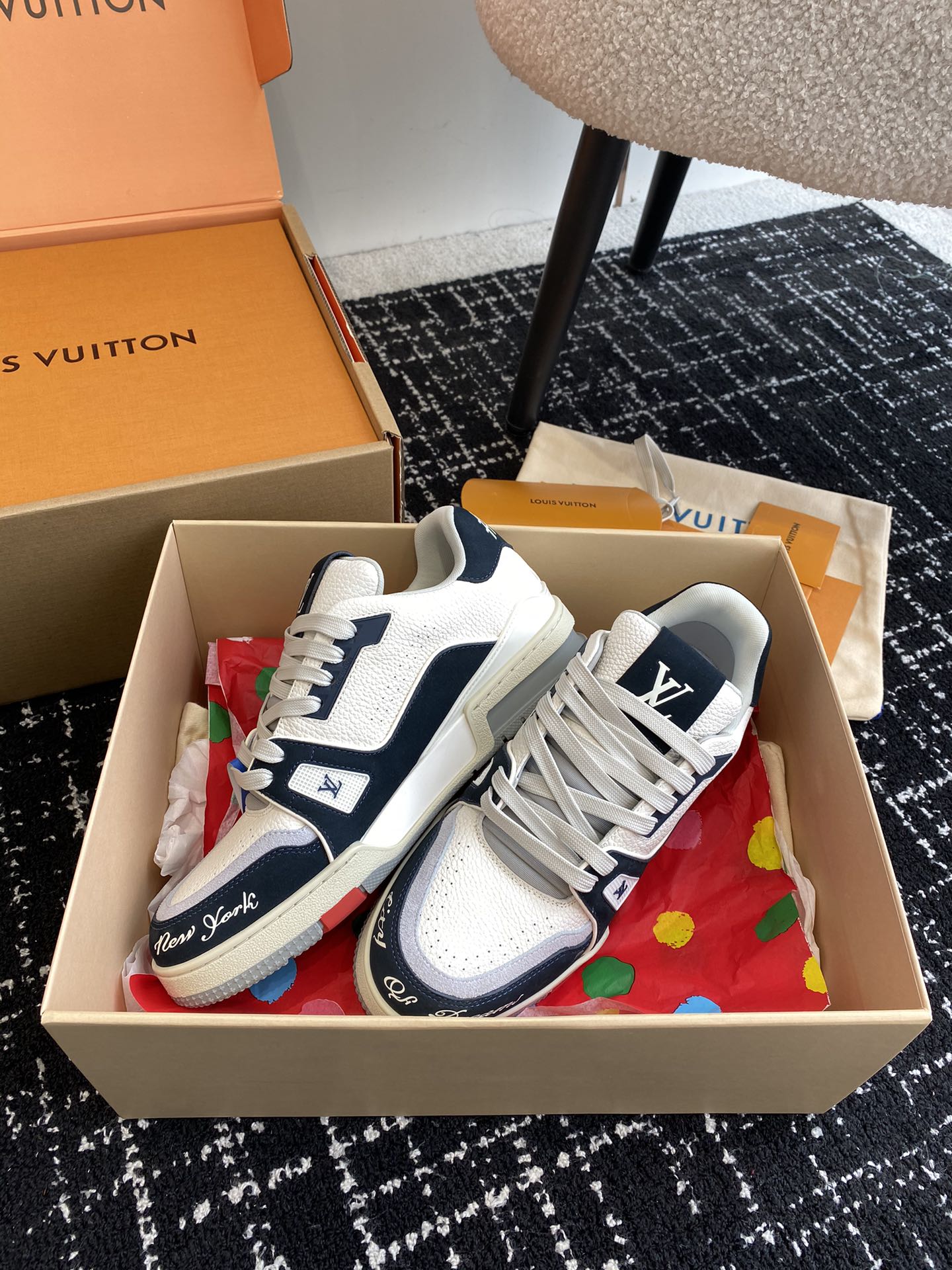 代购级
Louis Vuitton 驴家的爆款！trainer板鞋，每个人都必须入的款，绝不后悔！

超