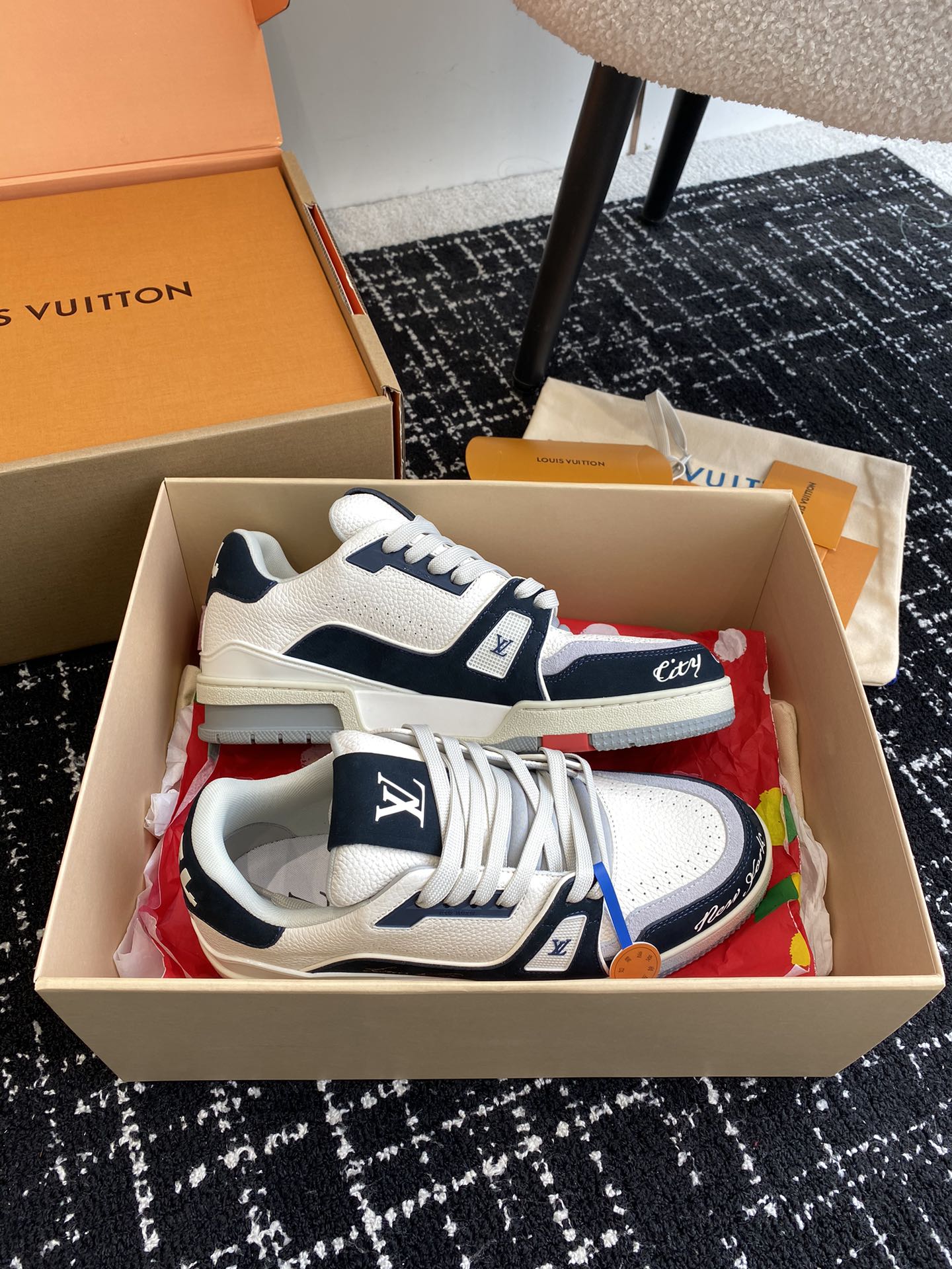 代购级
Louis Vuitton 驴家的爆款！trainer板鞋，每个人都必须入的款，绝不后悔！

超