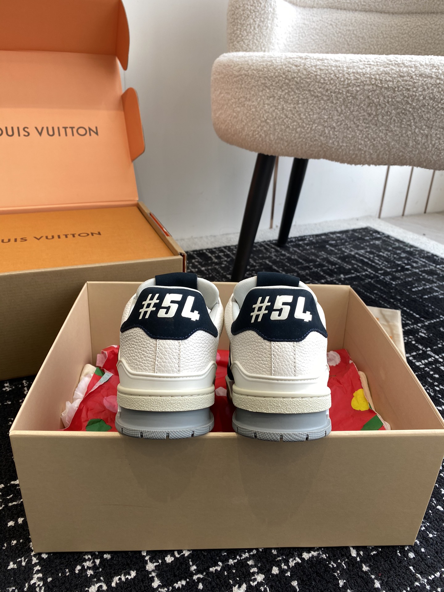 代购级
Louis Vuitton 驴家的爆款！trainer板鞋，每个人都必须入的款，绝不后悔！

超