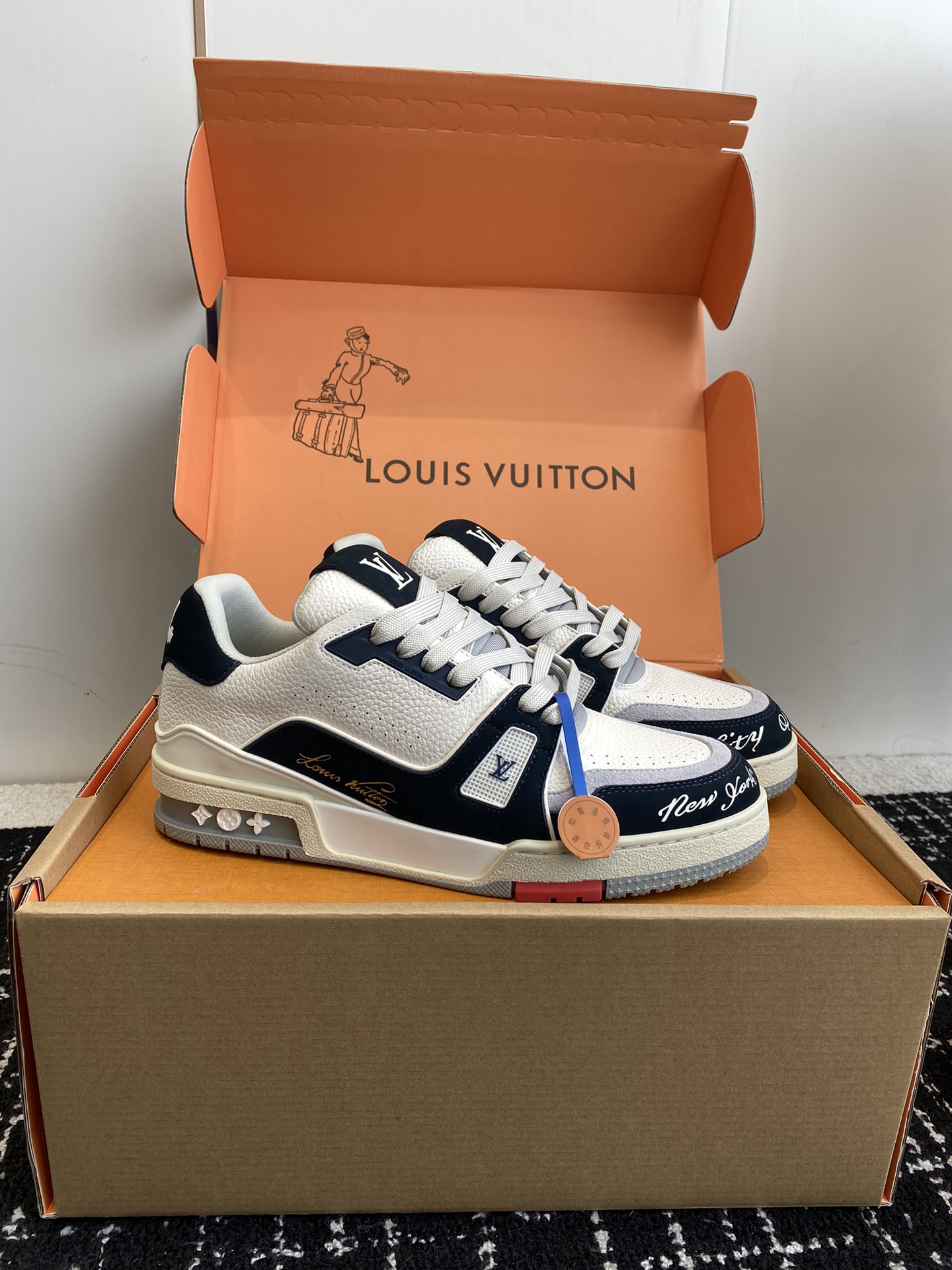 代购级
Louis Vuitton 驴家的爆款！trainer板鞋，每个人都必须入的款，绝不后悔！

超
