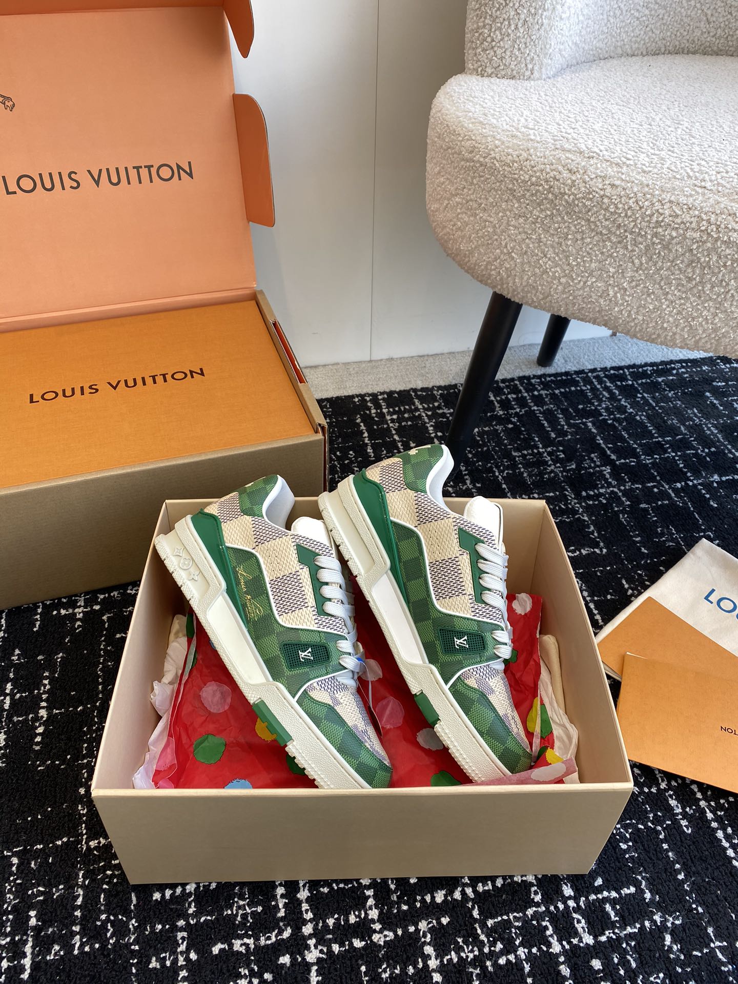 代购级
Louis Vuitton 驴家的爆款！trainer板鞋，每个人都必须入的款，绝不后悔！

超