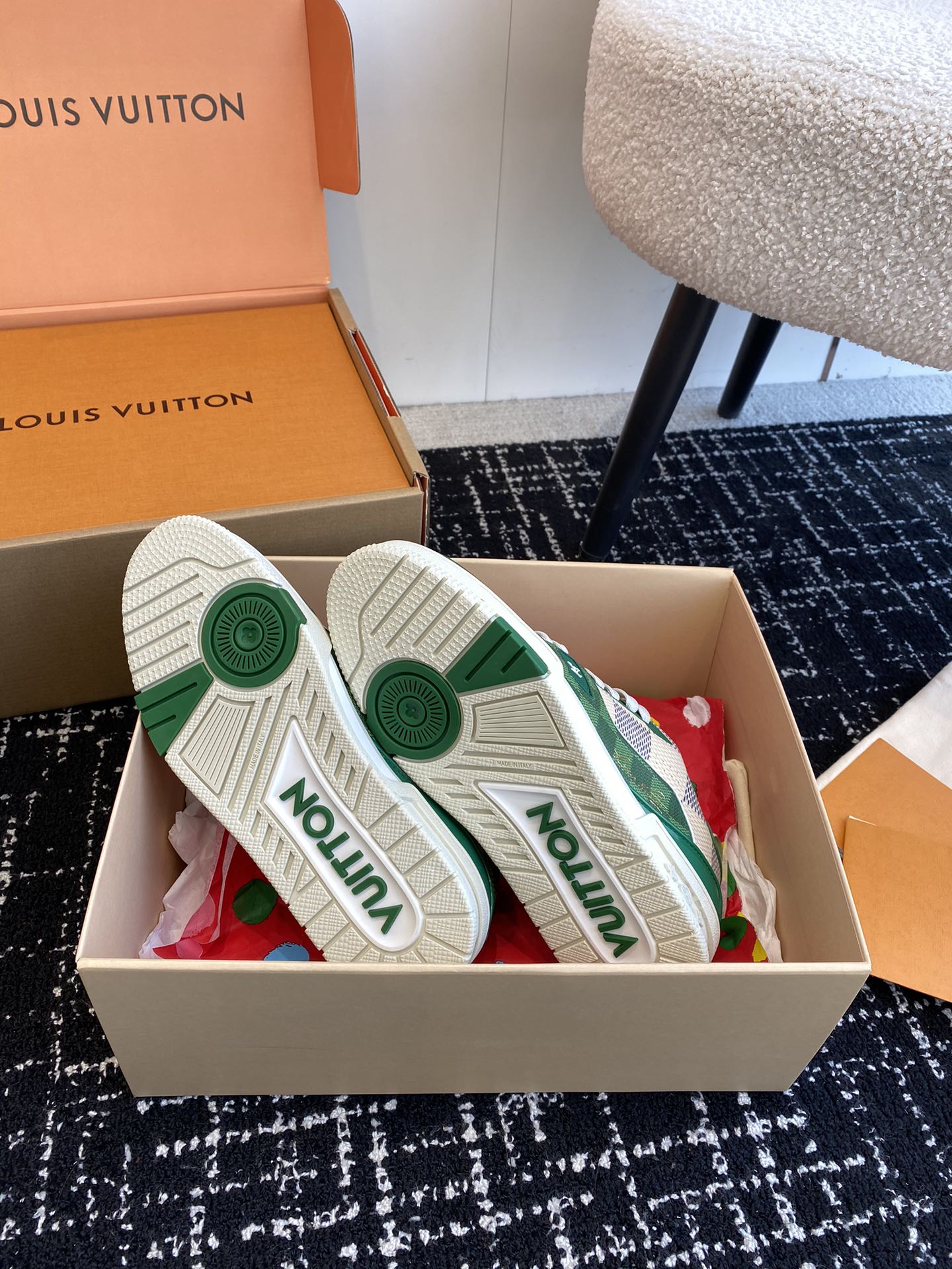 代购级
Louis Vuitton 驴家的爆款！trainer板鞋，每个人都必须入的款，绝不后悔！

超