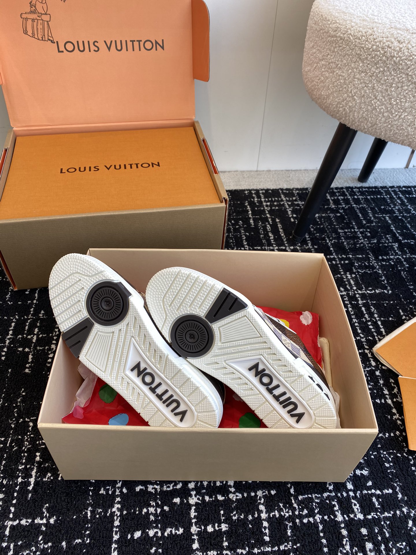 代购级
Louis Vuitton 驴家的爆款！trainer板鞋，每个人都必须入的款，绝不后悔！

超