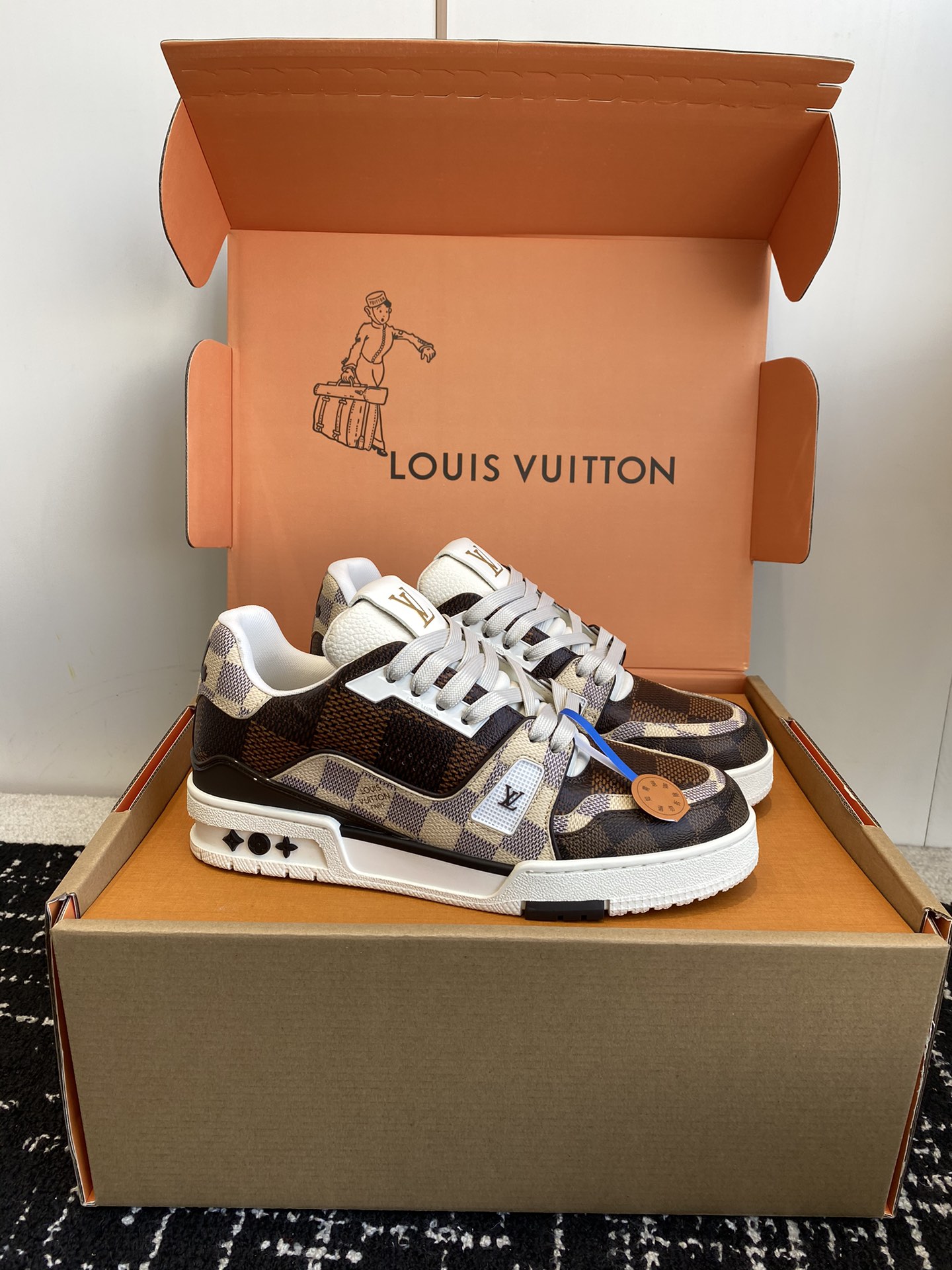 代购级
Louis Vuitton 驴家的爆款！trainer板鞋，每个人都必须入的款，绝不后悔！

超