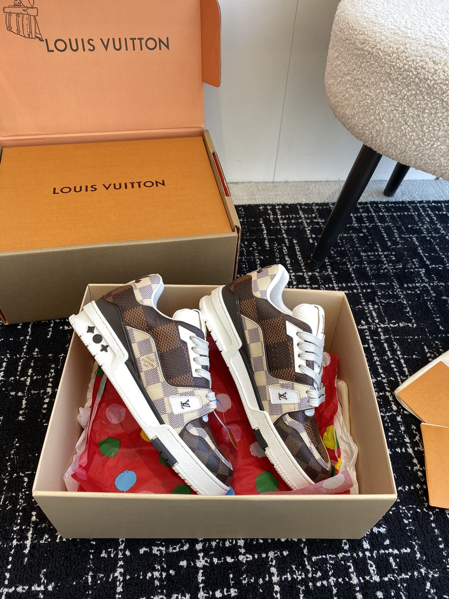 代购级
Louis Vuitton 驴家的爆款！trainer板鞋，每个人都必须入的款，绝不后悔！

超