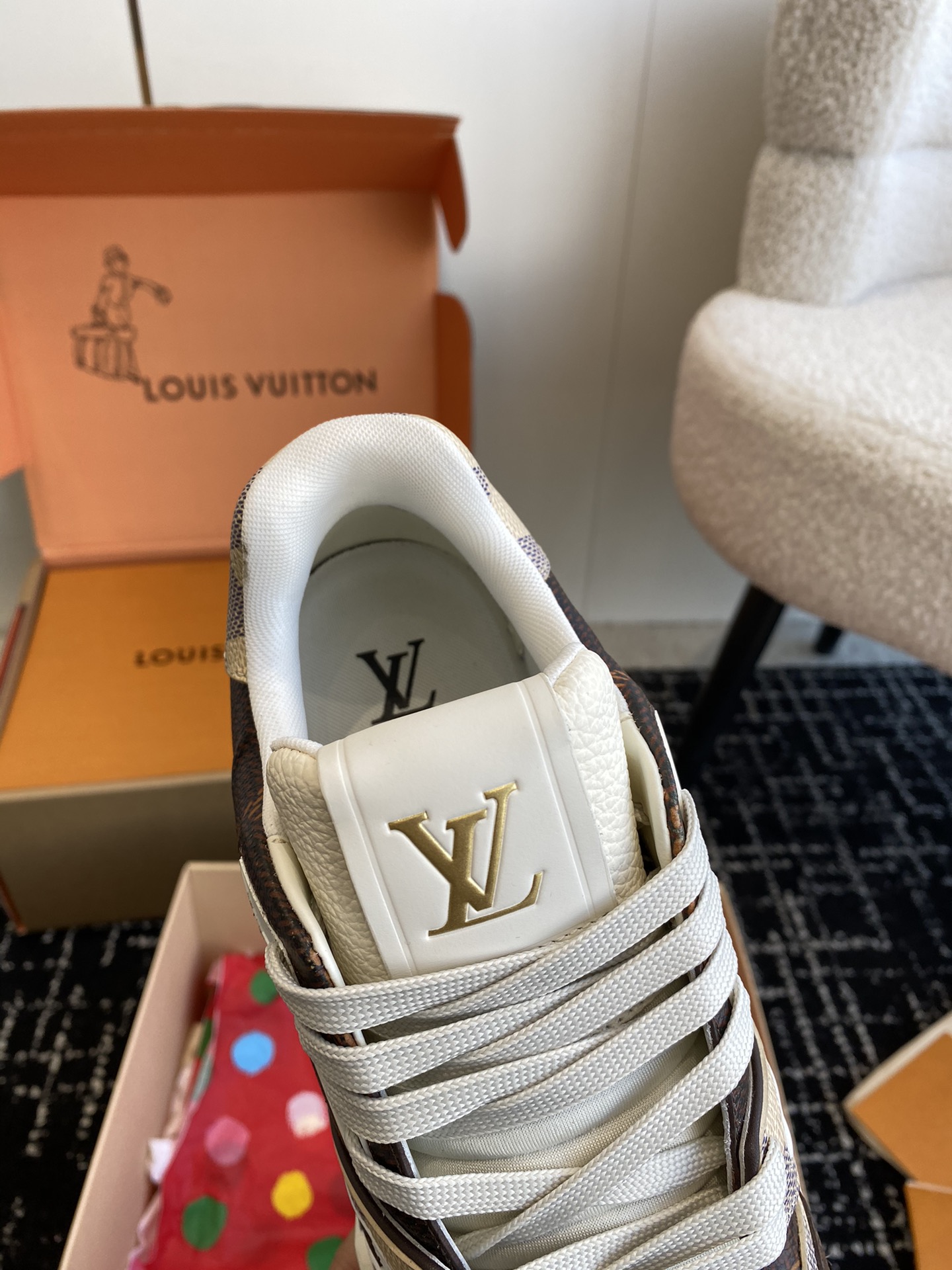 代购级
Louis Vuitton 驴家的爆款！trainer板鞋，每个人都必须入的款，绝不后悔！

超