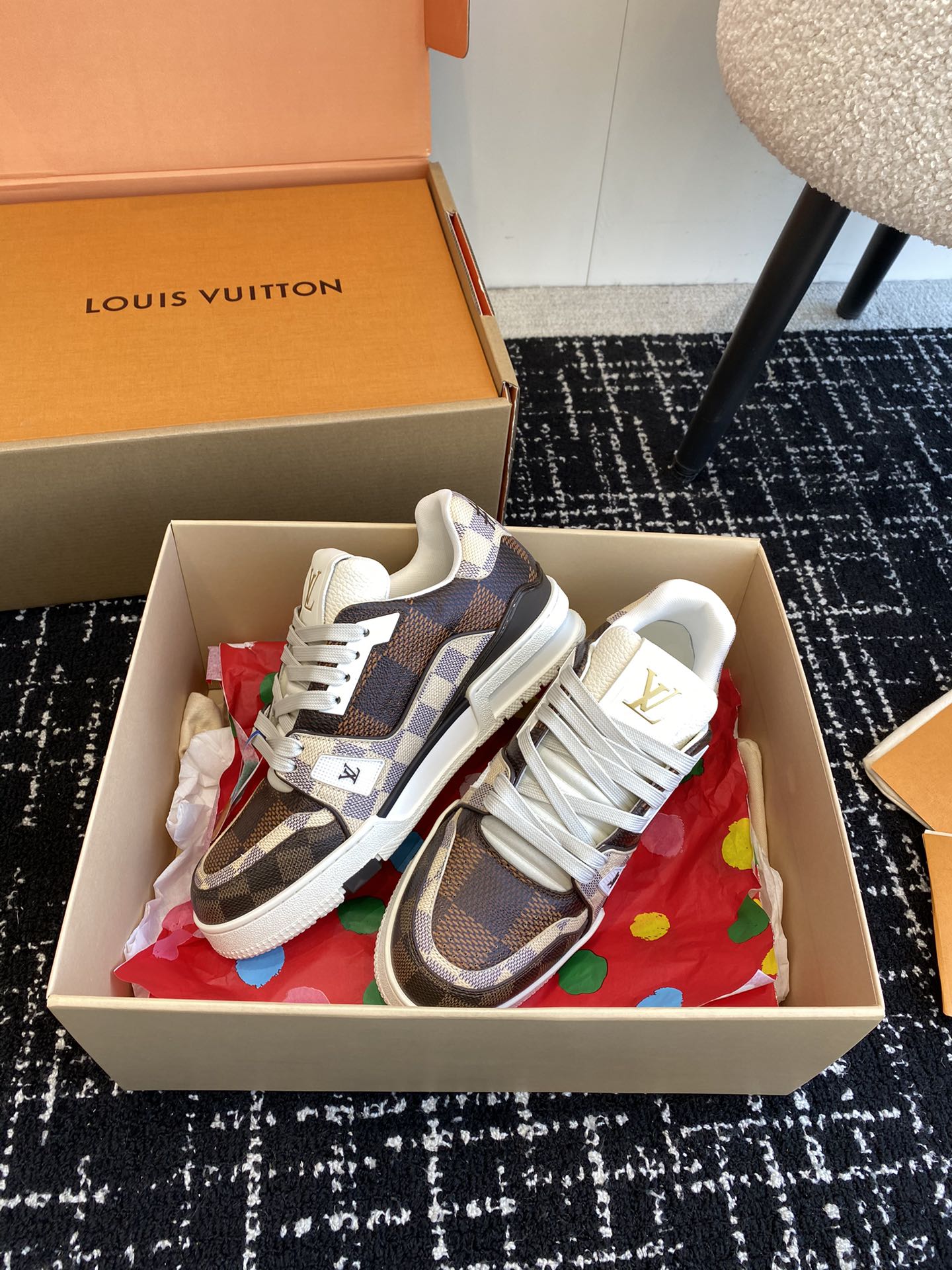 代购级
Louis Vuitton 驴家的爆款！trainer板鞋，每个人都必须入的款，绝不后悔！

超