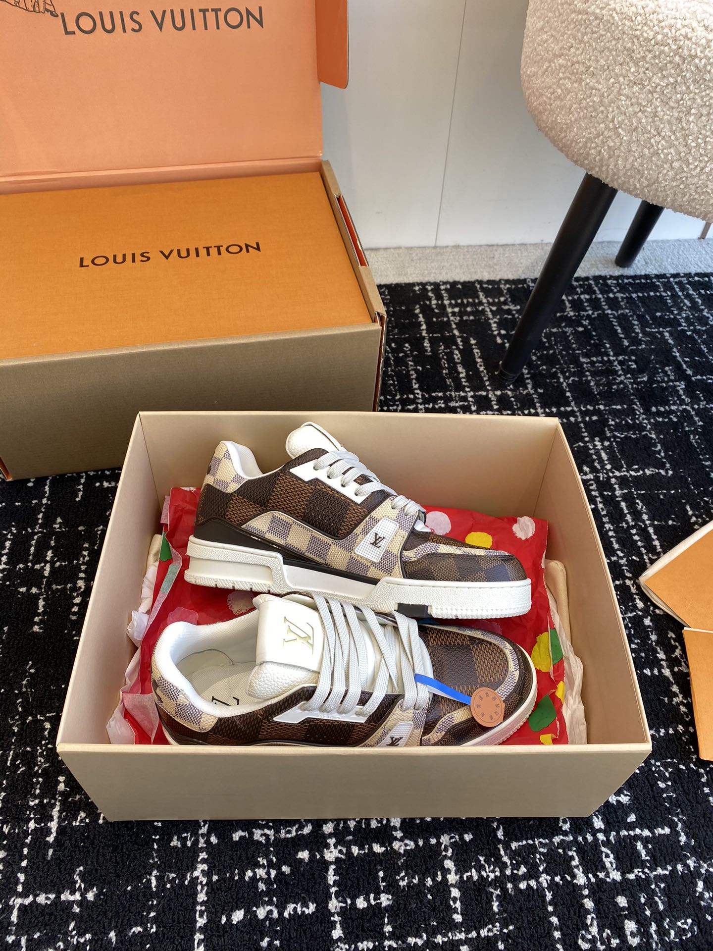 代购级
Louis Vuitton 驴家的爆款！trainer板鞋，每个人都必须入的款，绝不后悔！

超