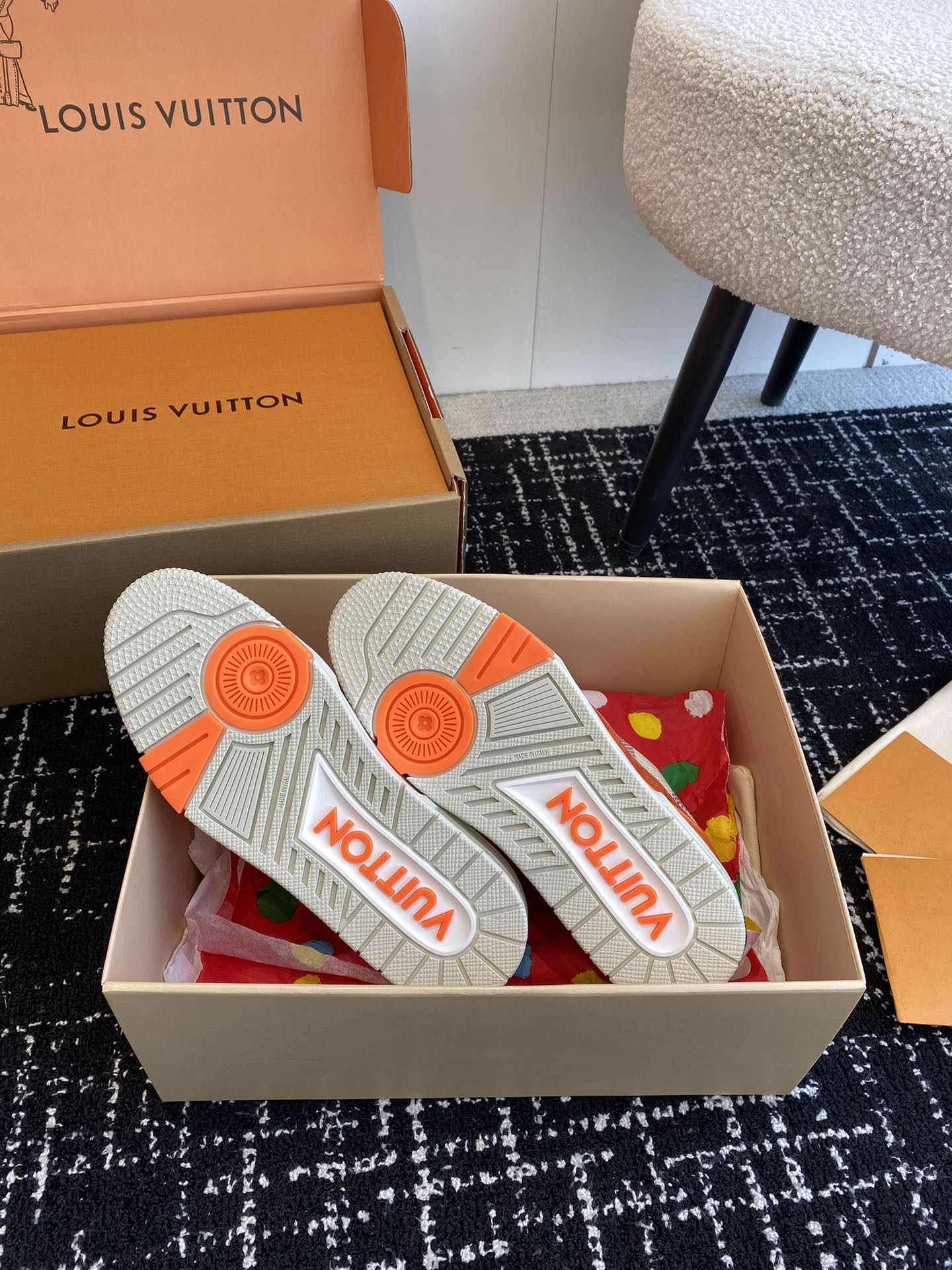 代购级
Louis Vuitton 驴家的爆款！trainer板鞋，每个人都必须入的款，绝不后悔！

超