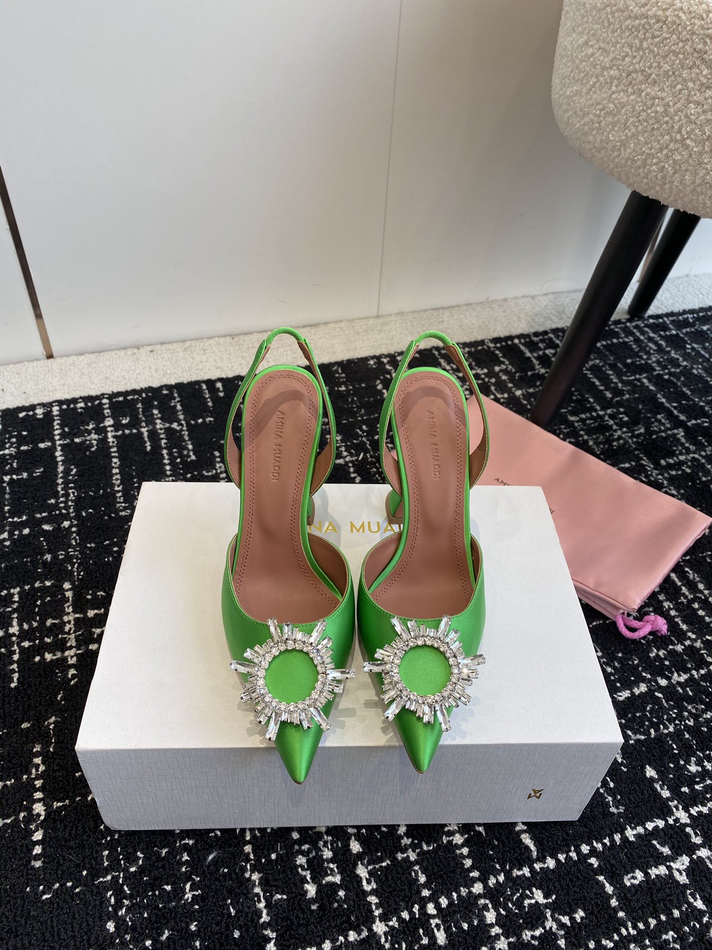 NO:414361,Purchasing grade Amina Muaddi Flashing Sunflower, Beautiful High Heel Sandals, Genuine 1:1 Replica, Top quality, Buy original, Developed, Sunflower Rhinestone Buckle, Customized mold opening (it took 2 months to come out) AM's new product this year, full of high-end feel, is Jimei's dream shoes!  Loved Loved!  The foot pads are removed from the original 1:1 color card and logo font design Italian leather outsole Injection molding process Heel height 9.8cm Size#35-43 (40 41 42 43 customized without return), high heels, sandals, high heels, Leather soles19860909代购级 Amina Muaddi 闪钻太阳花 绝美高跟凉鞋 正品1:1 复刻 顶级品质 购买原版 开发 太阳花水钻扣 开模定制（历尽2个月才出来效果） AM今年新品 高级感十足 就是 集美们的梦中情鞋！爱了 爱了！ 垫脚都是拆掉原版1:1对色卡 以及logo字体设计 意大利真皮大底 注塑工艺 跟高 9.8cm Size#35-43（40 41 42 43定制不退换）,高跟鞋,sandals,high heels,Leather soles,Women's Shoes