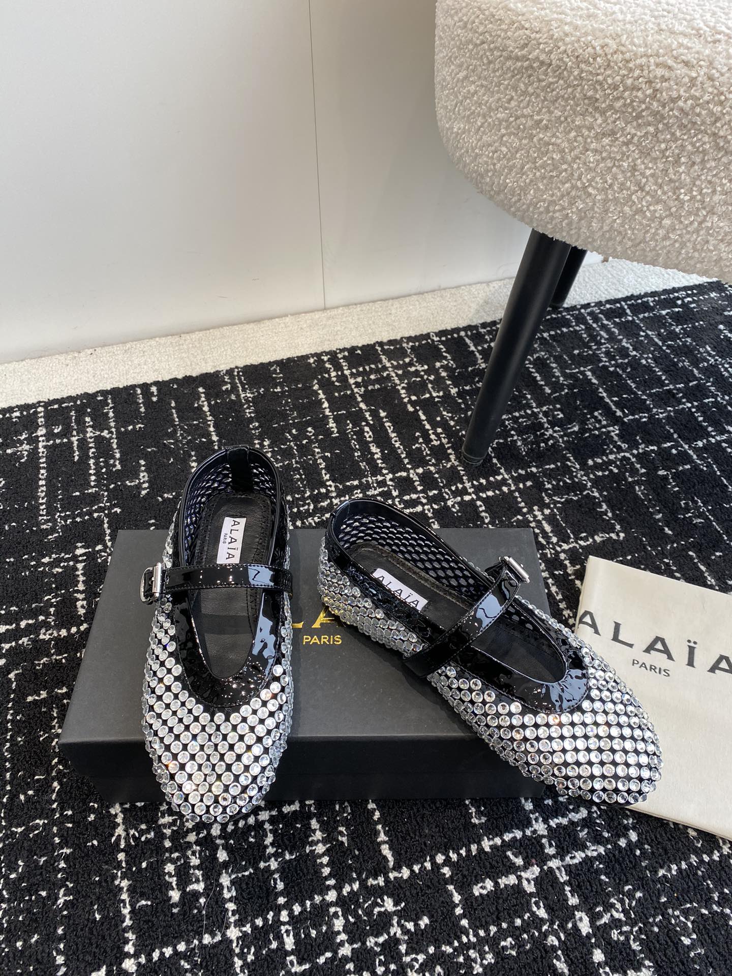 Alaia经典芭蕾舞鞋新品以芭蕾的灵动意韵融于日常以现代笔触刻画舞鞋经典轮廓！黑色钻饰皮质款芭蕾舞鞋从经