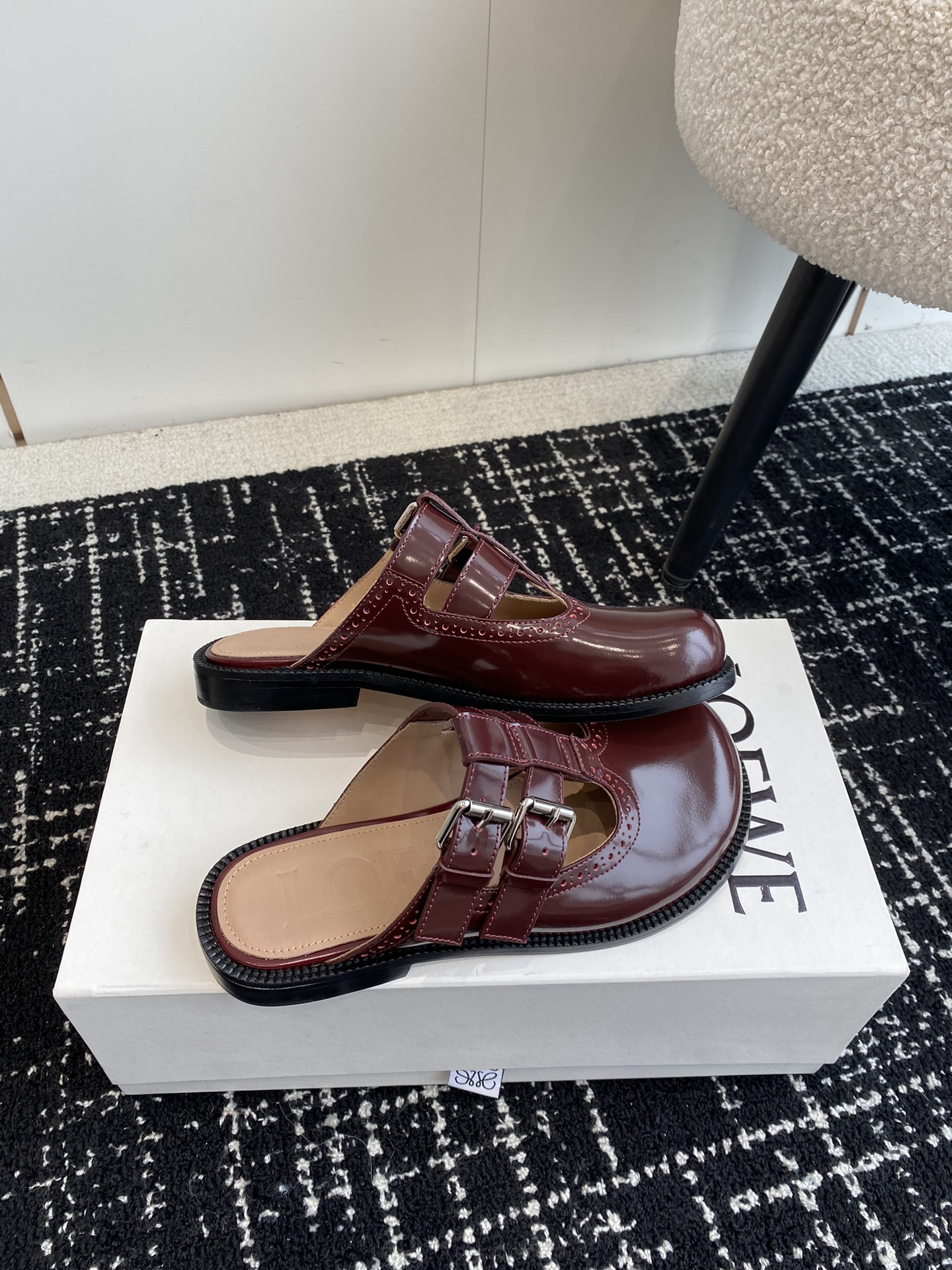 LoeweCampo2024玛丽珍乐福鞋Loewe全新Campo玛丽珍鞋来自2024早春秀场延续品牌设计