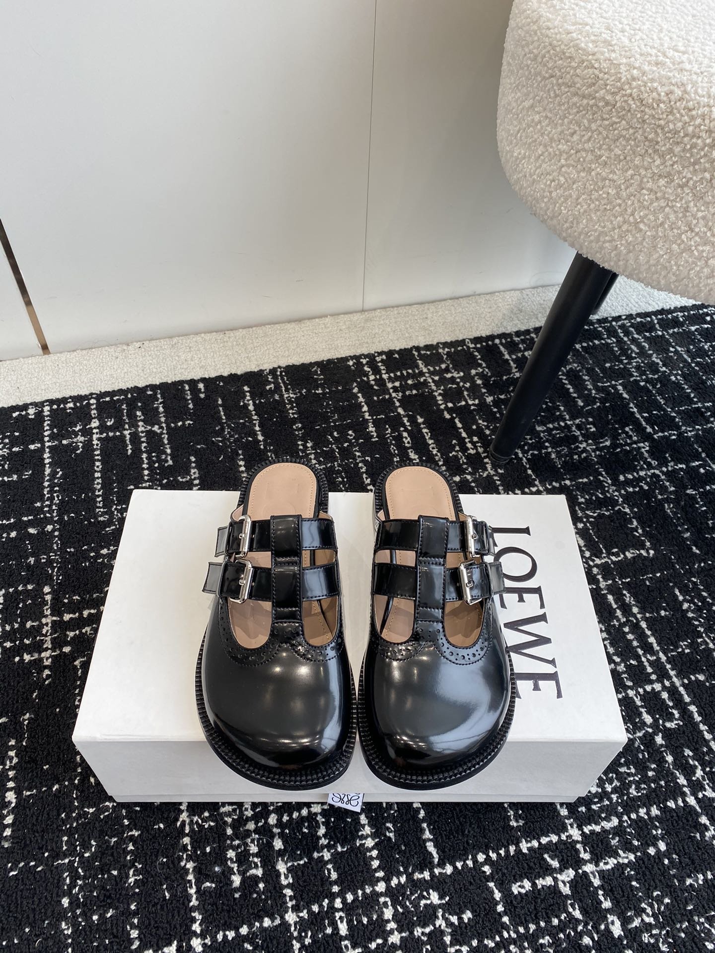 LoeweCampo2024玛丽珍乐福鞋Loewe全新Campo玛丽珍鞋来自2024早春秀场延续品牌设计